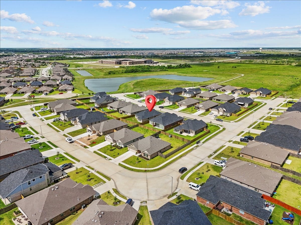 located close to i45 and hw 3, making it a quick drive to Houston and Galveston!