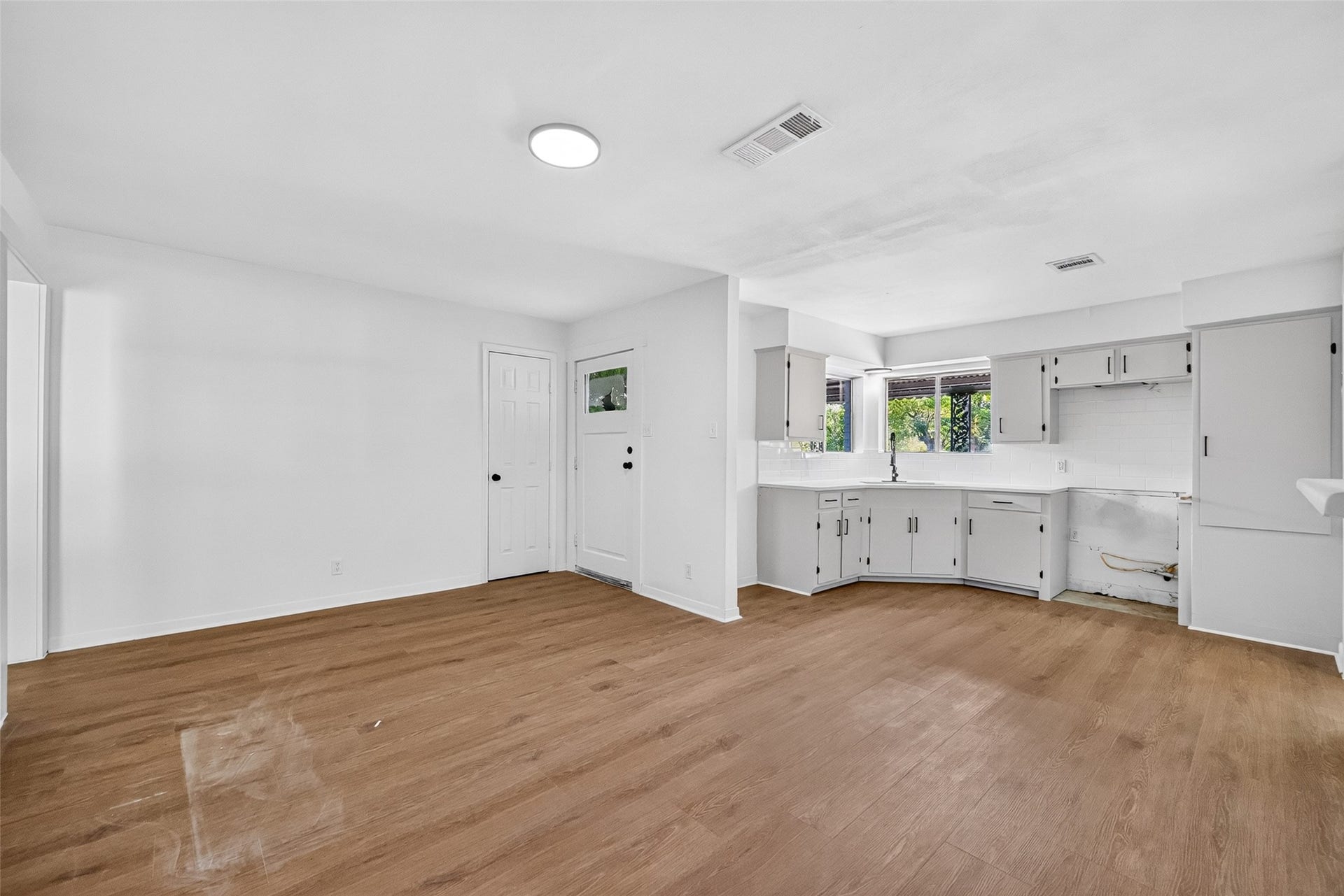 4637 Brinkley Street, Houston, TX 77051 Stunning kitchen featuring elegant quartz countertops and brand-new stainless steel appliances.