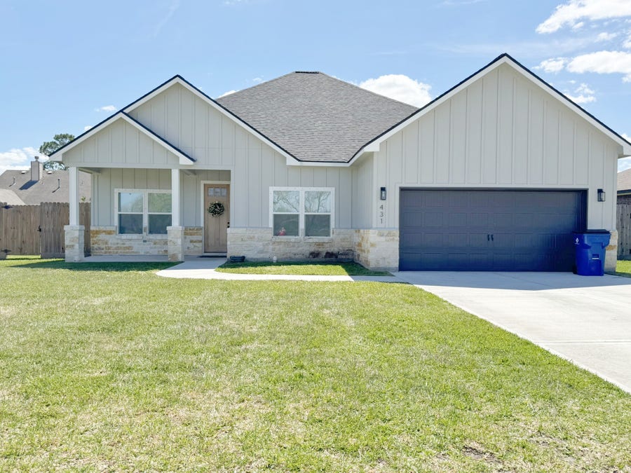 Property photo for 431 Wellshire Drive, West Columbia, TX