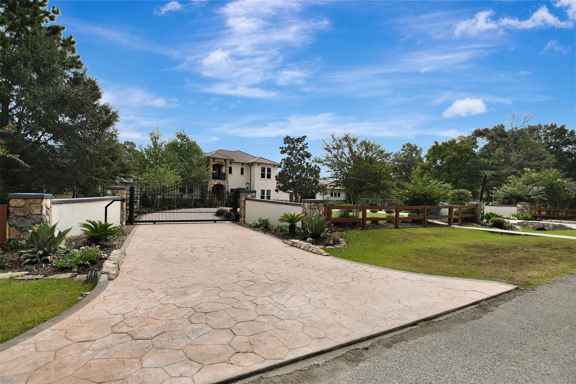 20 Lakefield Boulevard, Magnolia, TX 77355 20 Lakefield Boulevard, Magnolia, TX 77355