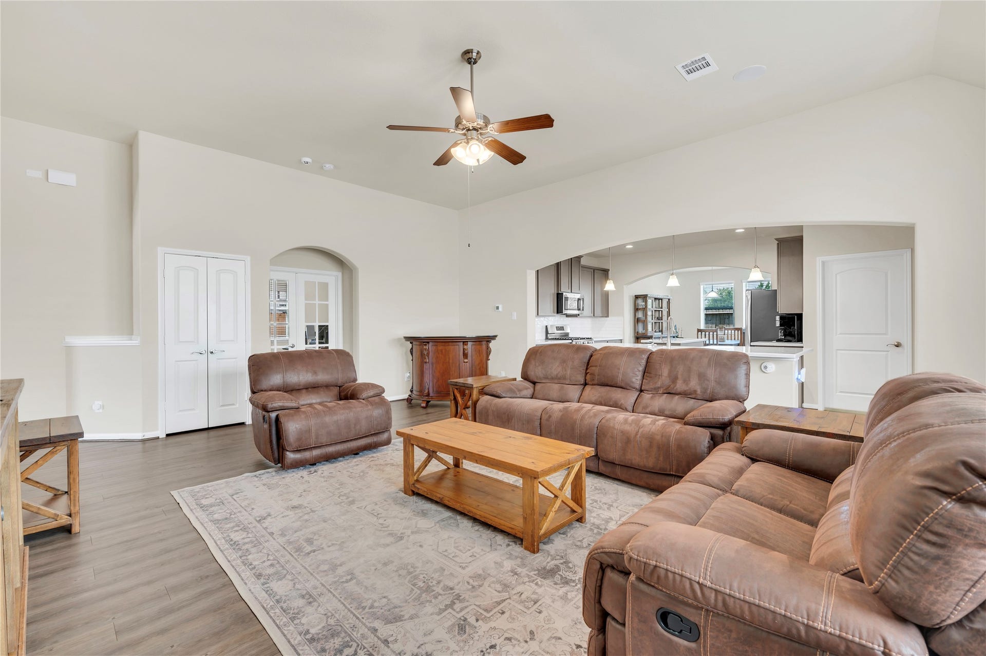 1849 Kenley Way, Alvin, TX 77511 The living area features luxury vinyl floors that are carried thru out the home. Open access to a modern kitchen, perfect for entertaining and relaxation.