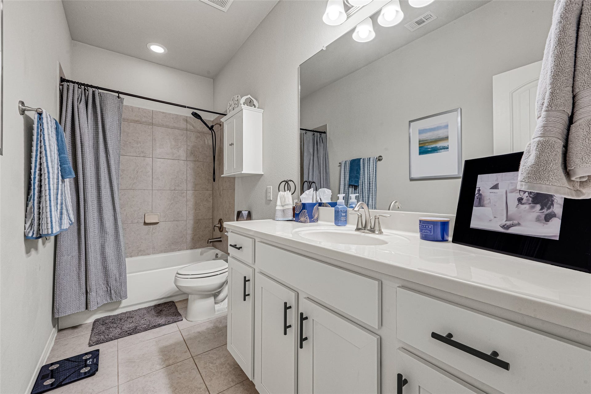 5318 Abbeville Court, Dickinson, TX 77539 Secondary bathroom with dual sinks and ample counter space.