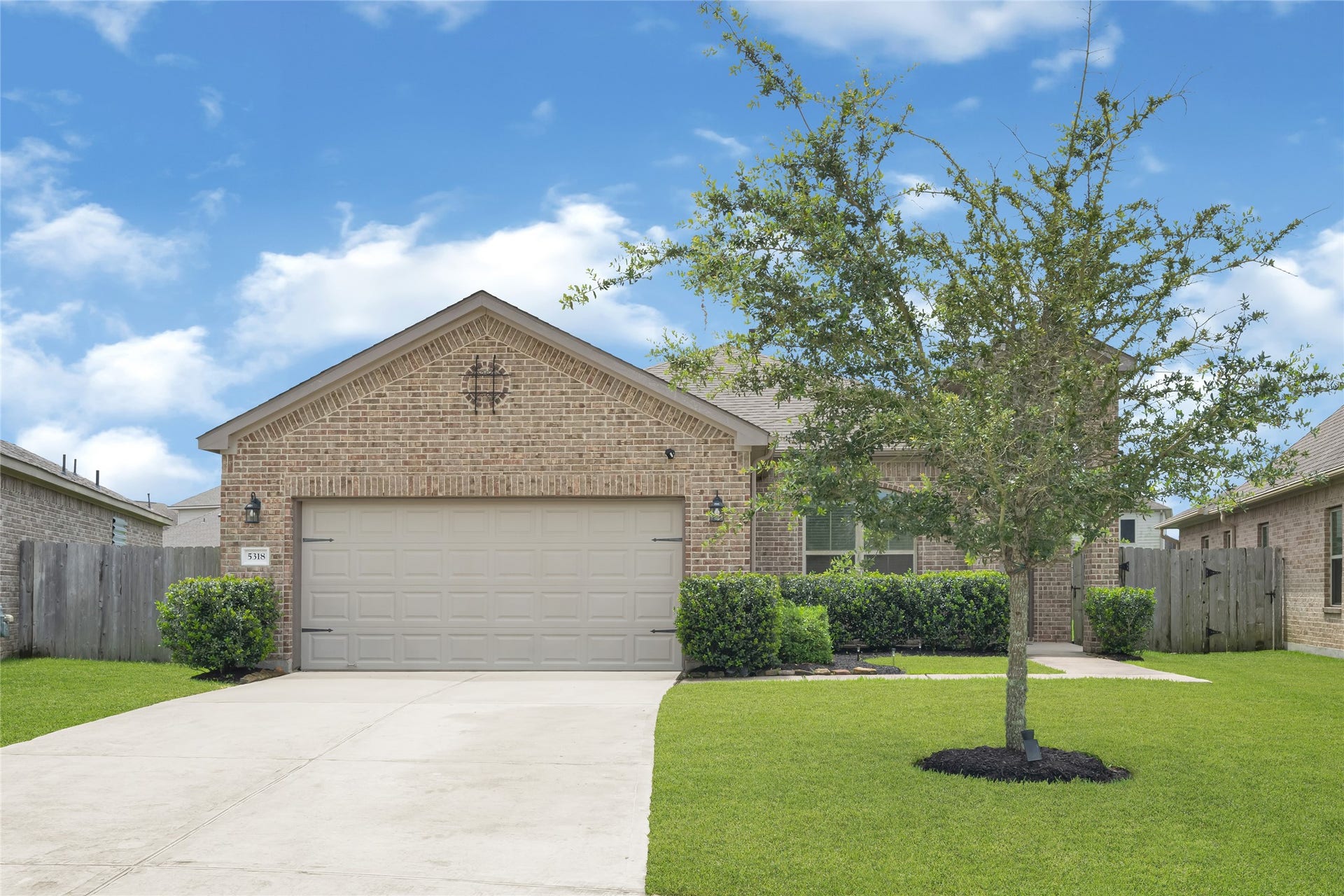 5318 Abbeville Court, Dickinson, TX 77539 Charming single-story home situated on a spacious lot with a welcoming front entry.