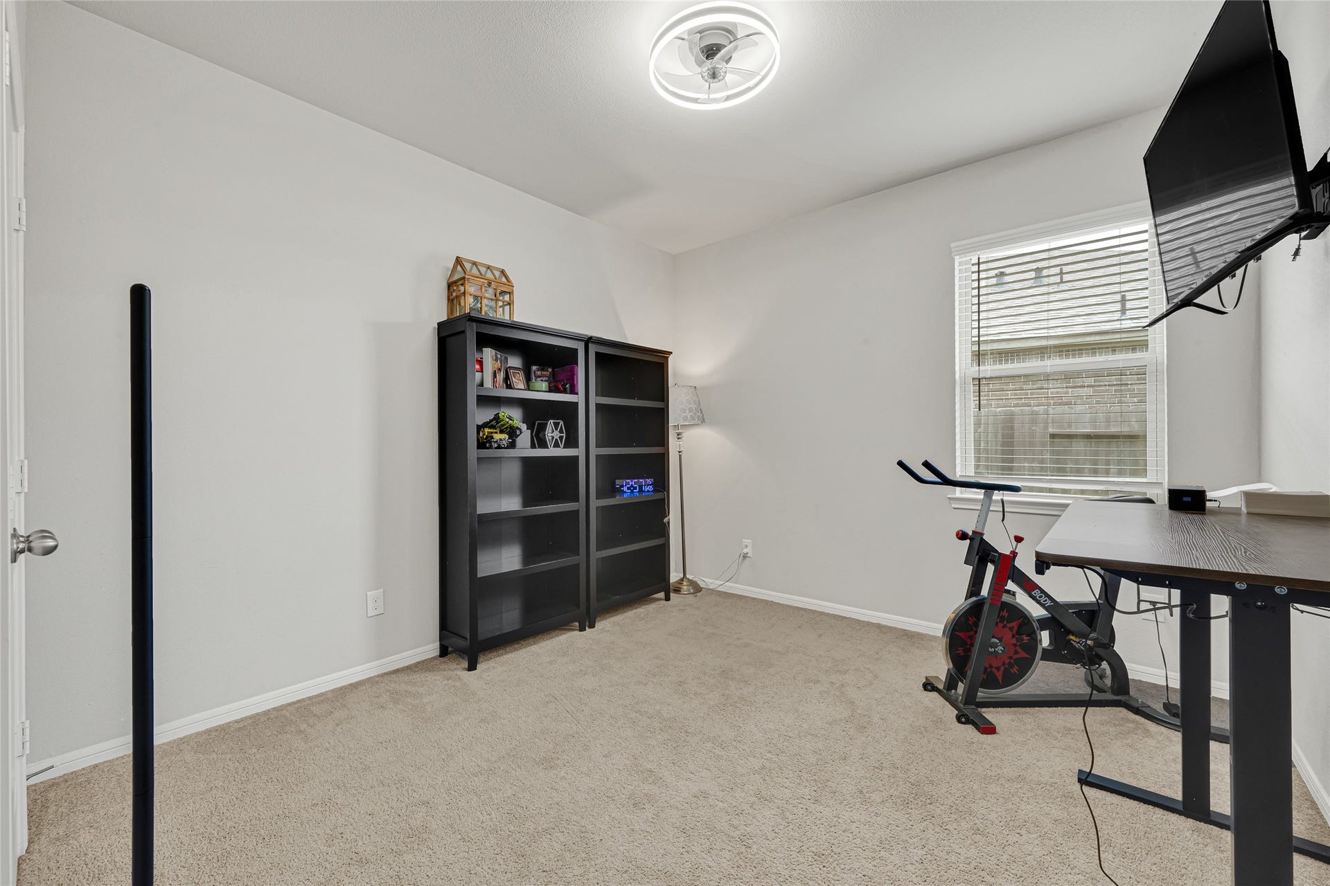 5318 Abbeville Court, Dickinson, TX 77539 Flexible bonus bedroom designed to adapt to your lifestyle.
