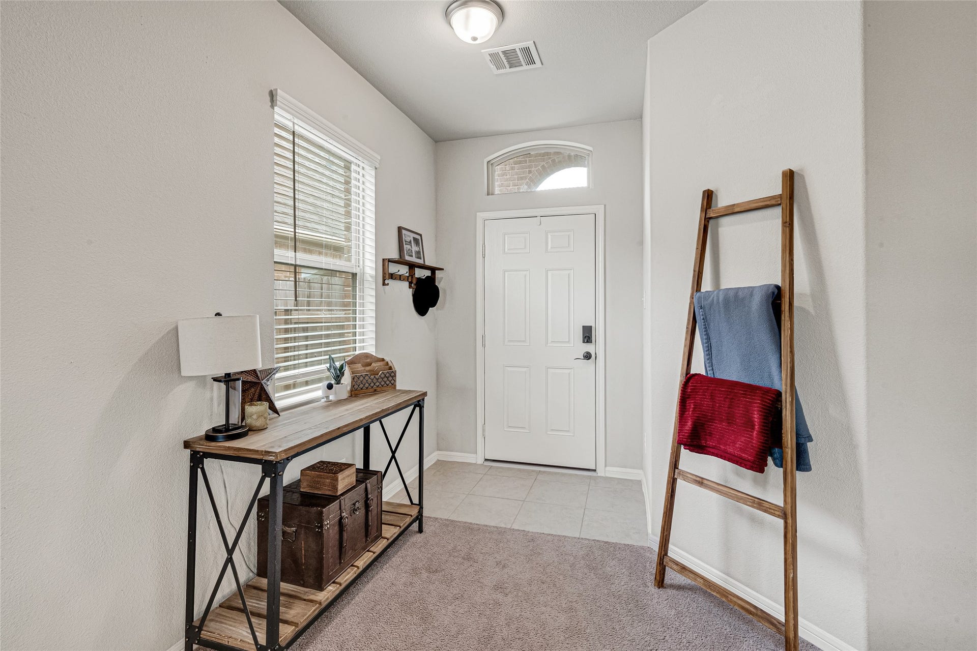 5318 Abbeville Court, Dickinson, TX 77539 Bright and welcoming foyer with high ceilings.