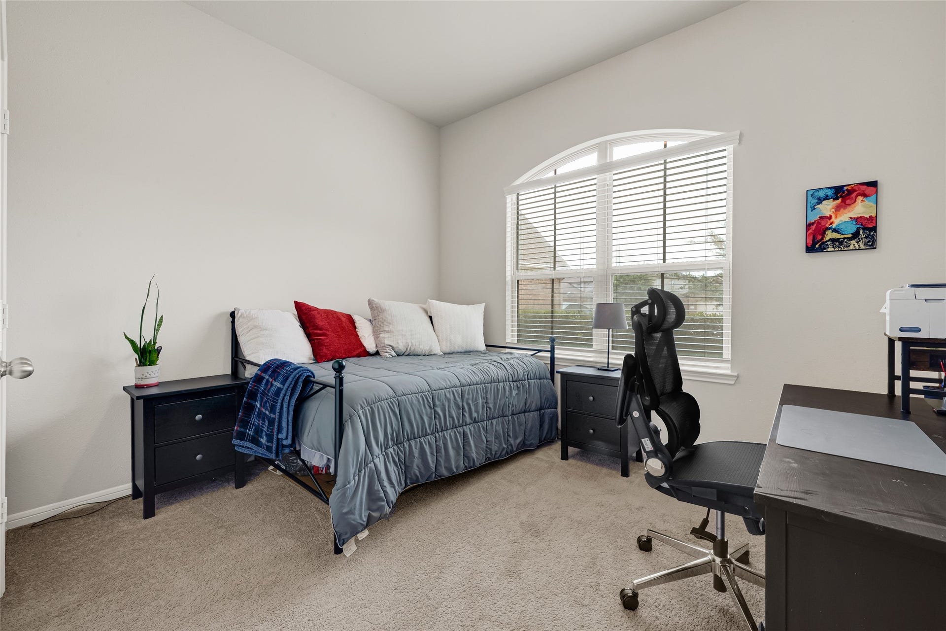 5318 Abbeville Court, Dickinson, TX 77539 Comfortable secondary bedroom with excellent natural light.
