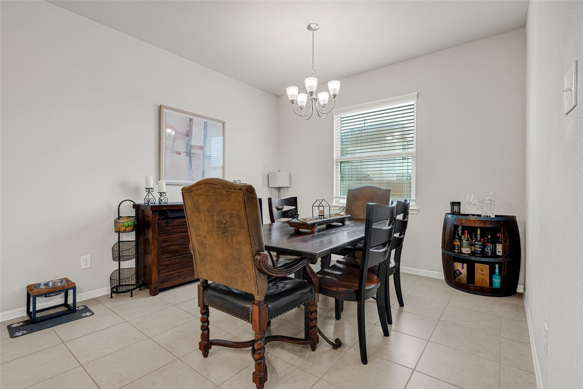 5318 Abbeville Court, Dickinson, TX 77539 Dedicated dining area ideal for everyday meals and special occasions.
