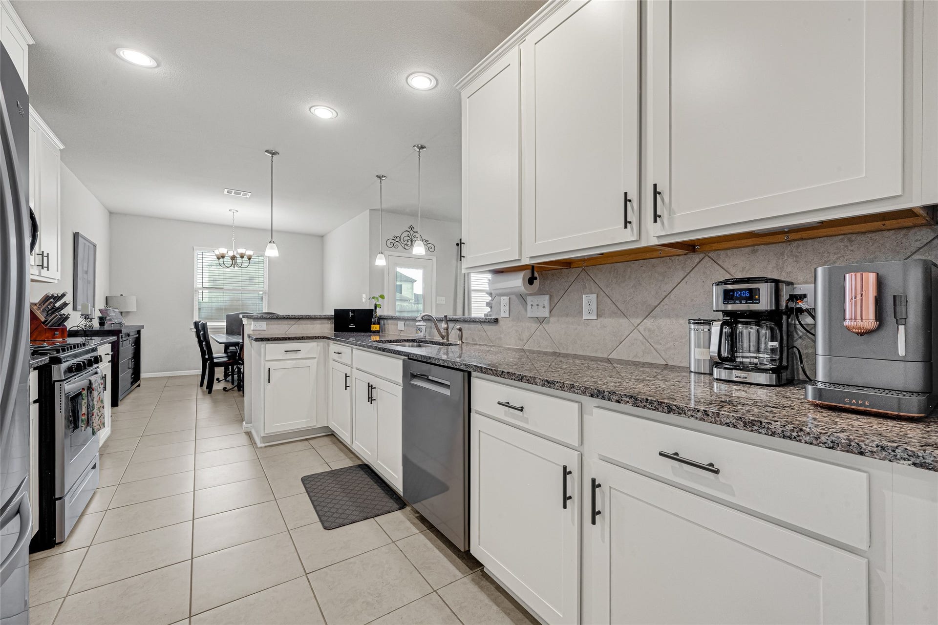 5318 Abbeville Court, Dickinson, TX 77539 Chef-inspired kitchen offering abundant counter space and storage.