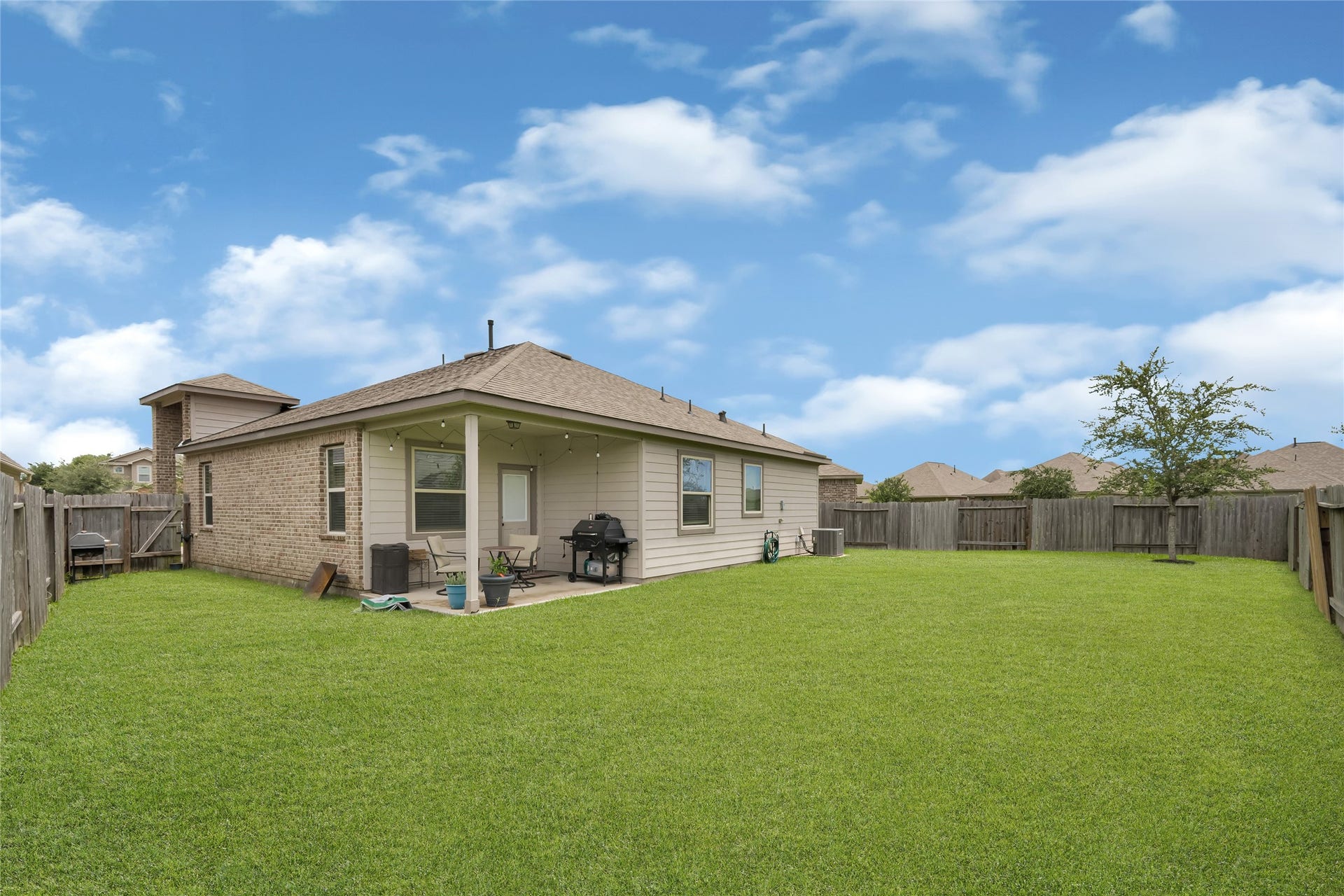 5318 Abbeville Court, Dickinson, TX 77539 Expansive backyard with plenty of room for entertaining, pets, or future additions.