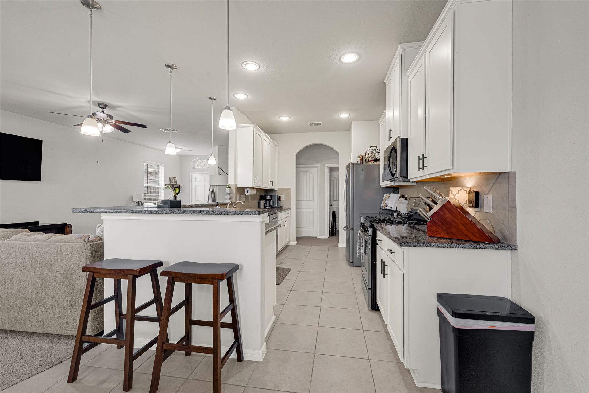 5318 Abbeville Court, Dickinson, TX 77539 Modern kitchen with granite countertops, ample cabinetry, and breakfast bar seating.