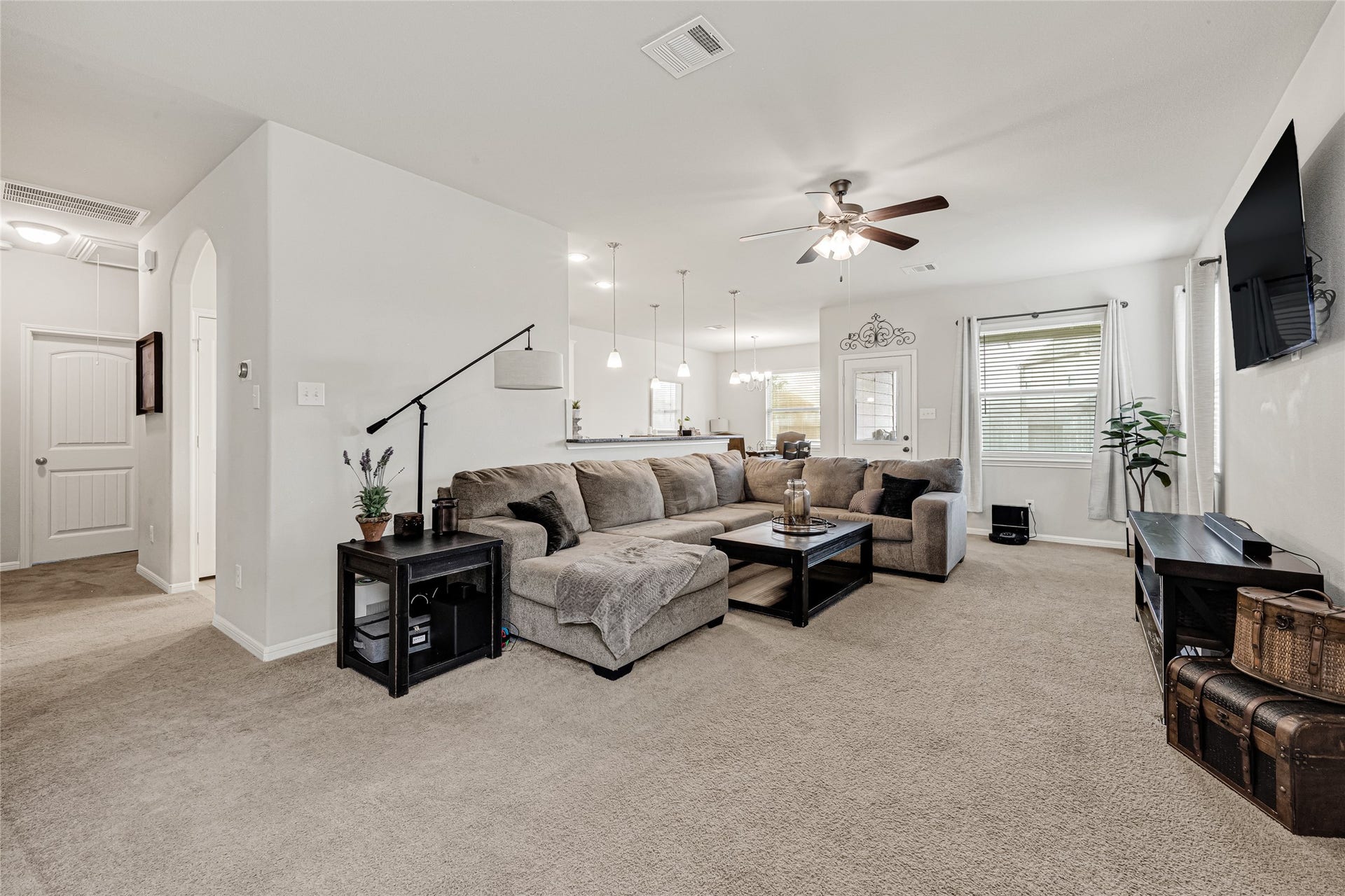 5318 Abbeville Court, Dickinson, TX 77539 Large living room featuring an open layout.