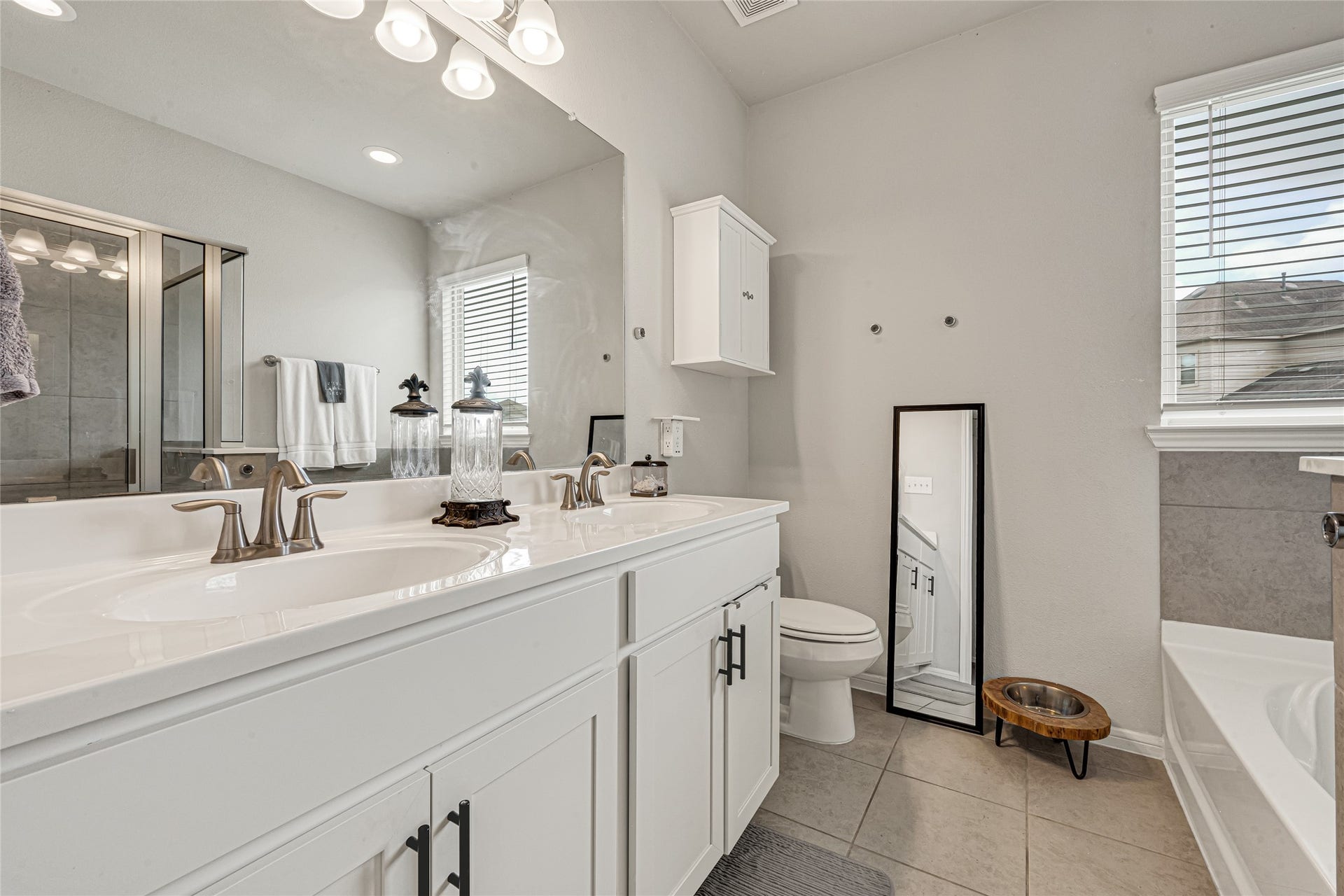 5318 Abbeville Court, Dickinson, TX 77539 Primary bathroom featuring dual vanities.