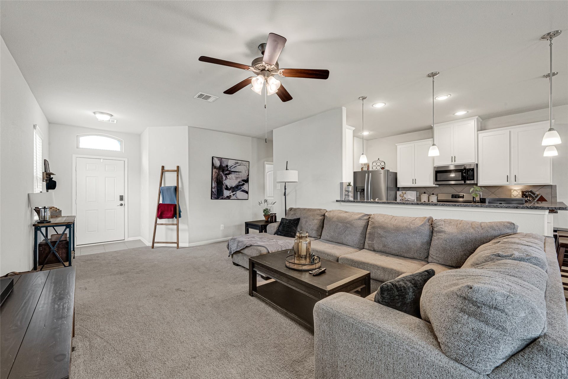 5318 Abbeville Court, Dickinson, TX 77539 Open-concept living area with abundant natural light and seamless flow to the kitchen.