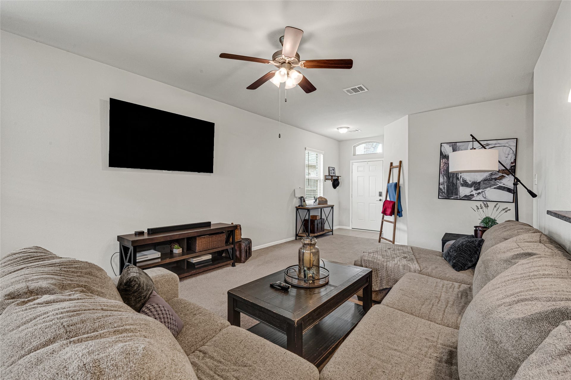 5318 Abbeville Court, Dickinson, TX 77539 Spacious family room perfect for relaxing or gathering with friends and family.