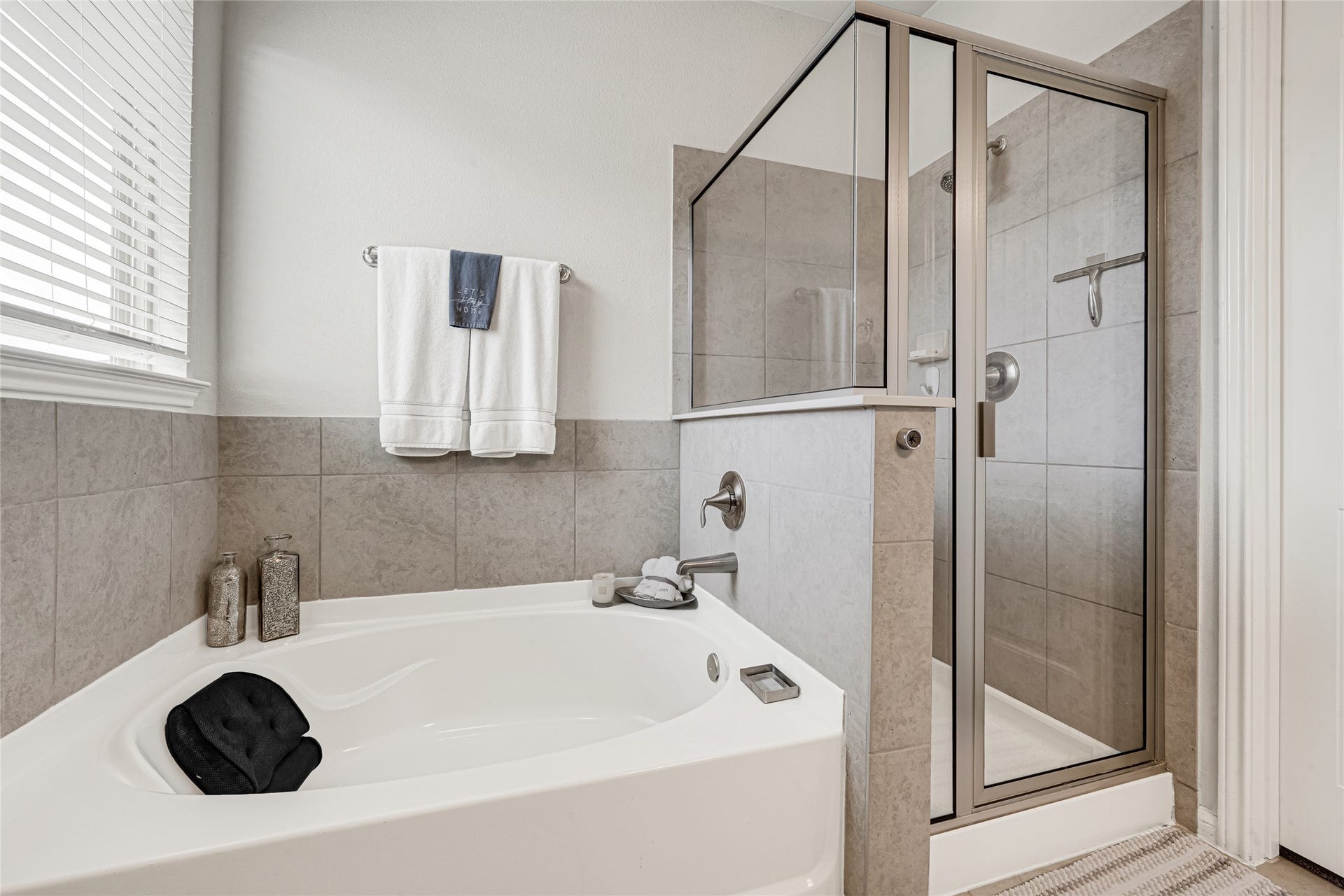 5318 Abbeville Court, Dickinson, TX 77539 Primary bathroom featuring soaking tub and separate shower.