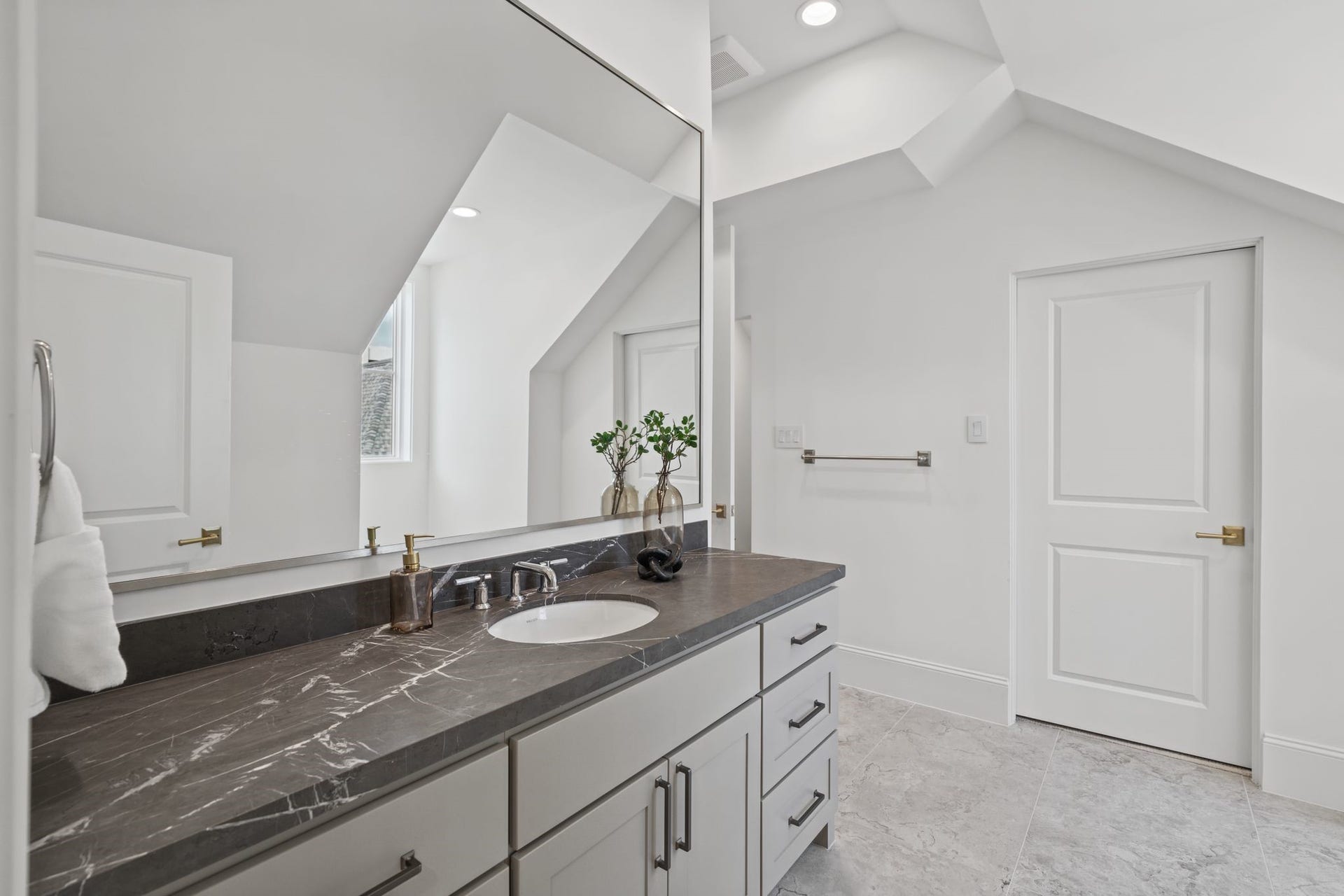 25 Wentworth Gate Path, Houston, TX 77027 25 Wentworth Gate Path, Houston, TX 77027