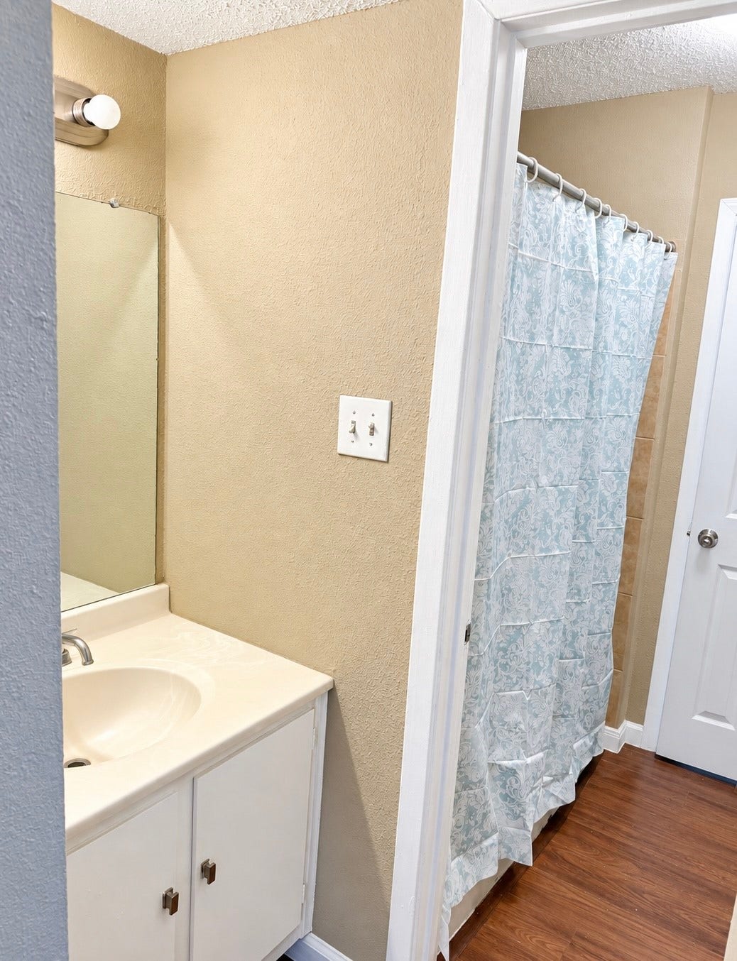 600 S Allen Genoa Road, #A3, South Houston, TX 77587 upstairs bath