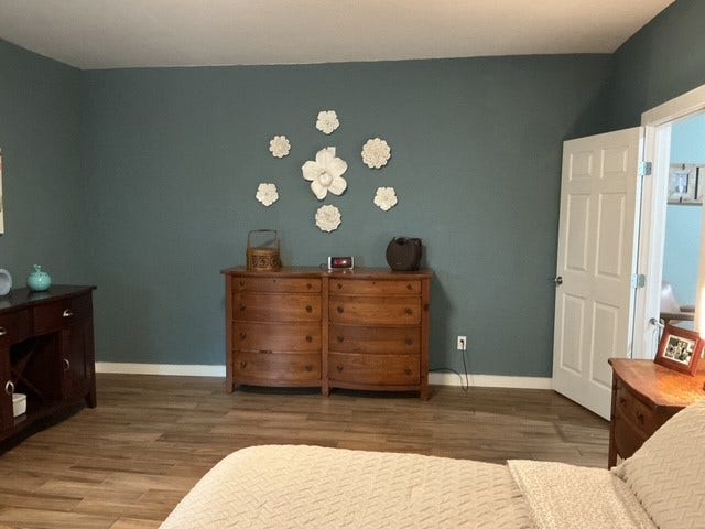 7834 County Road 255, Damon, TX 77430 One of the primary bedrooms with
en-suite bath.