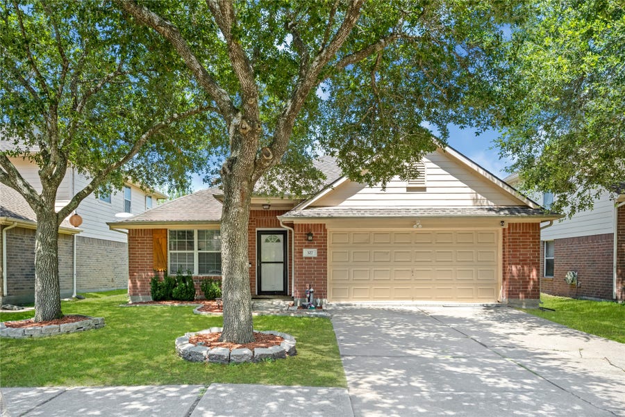 Property photo for 327 Mammoth Springs Lane, Dickinson, TX