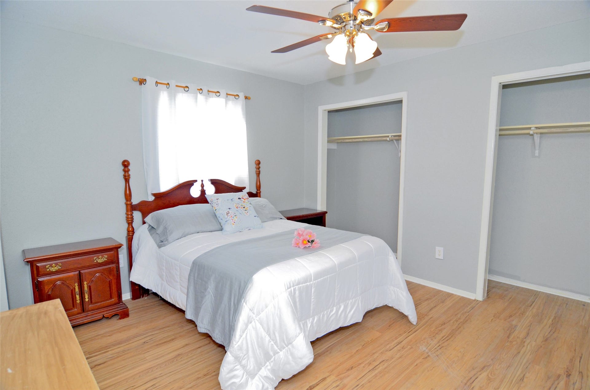 18800 Egret Bay Boulevard, #1201, Webster, TX 77058 primary bedroom with a large closet.