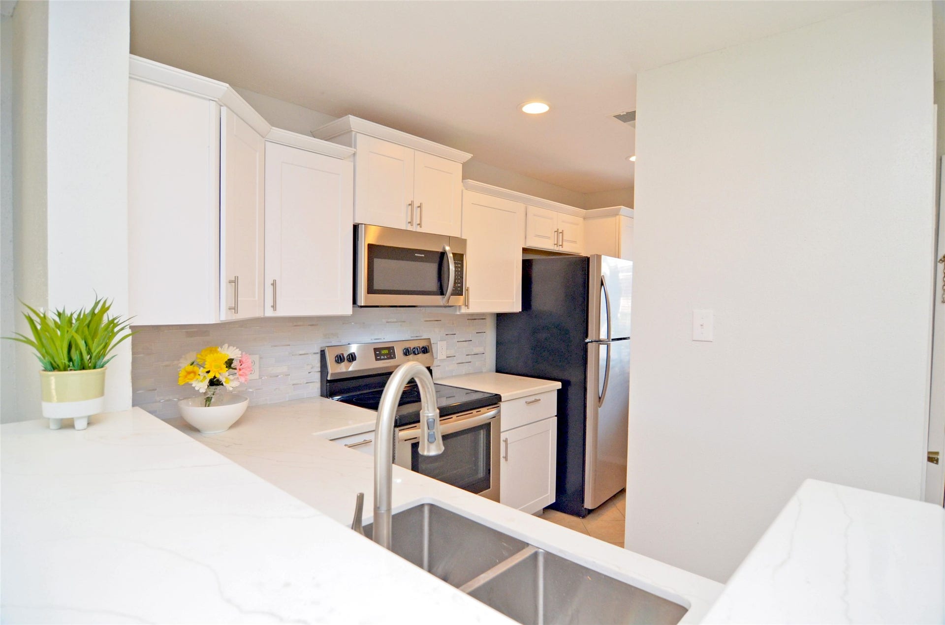 18800 Egret Bay Boulevard, #1201, Webster, TX 77058 Recently renovated kitchen.