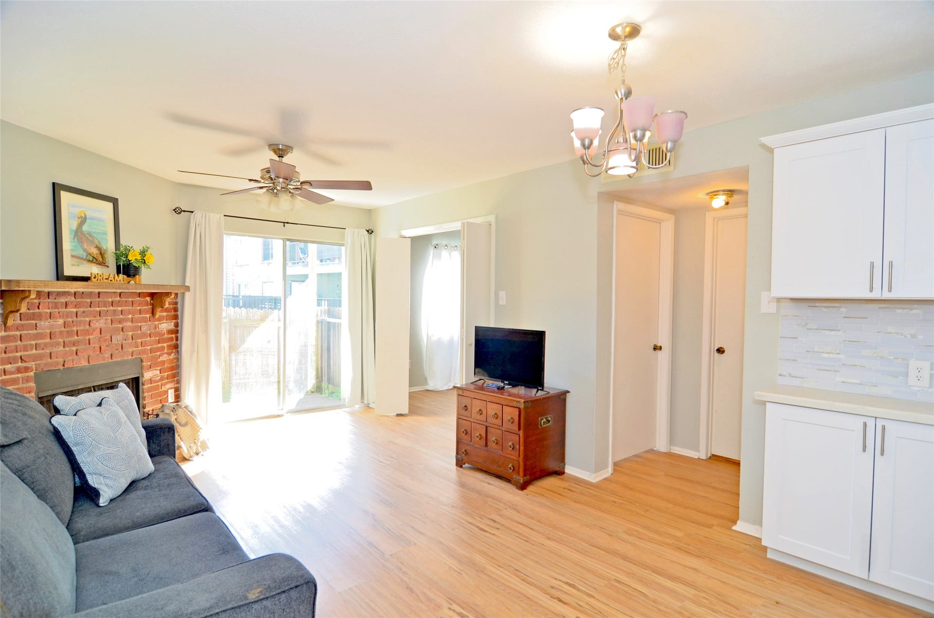 18800 Egret Bay Boulevard, #1201, Webster, TX 77058 Spacious living room with fireplace.