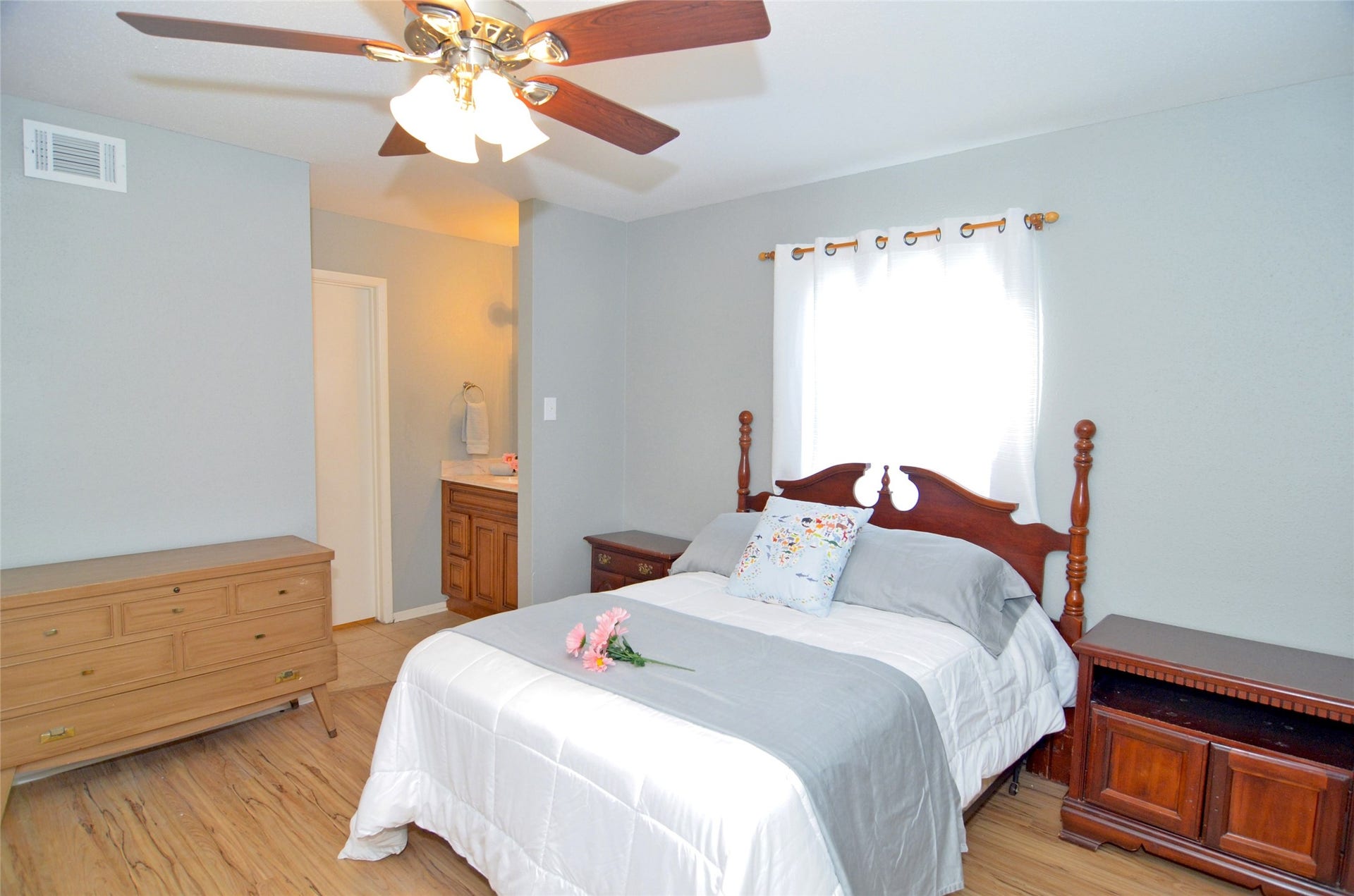 18800 Egret Bay Boulevard, #1201, Webster, TX 77058 Primary bedroom and vanity area.