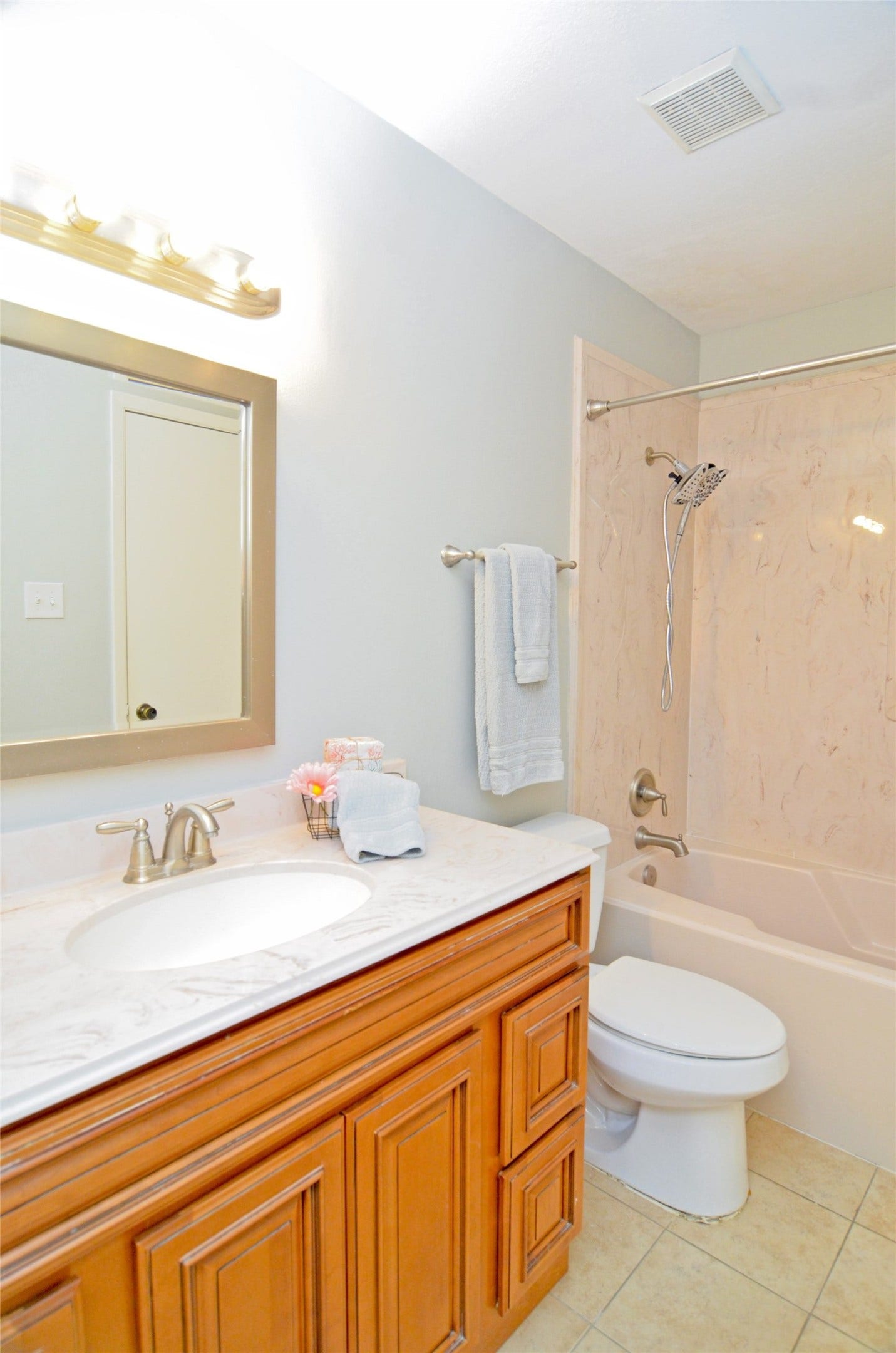 18800 Egret Bay Boulevard, #1201, Webster, TX 77058 Bathroom Shower/ tub combo.