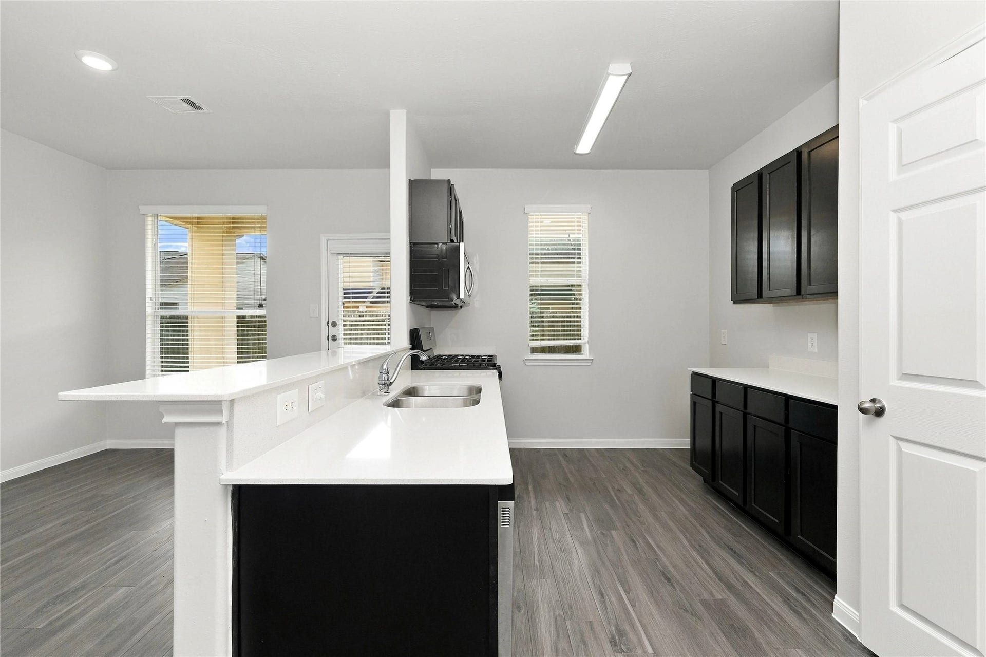 12326 Maura Lane, Houston, TX 77044 Photos may be representative of the floor plan and not the exact home. Finishes, layout, and features of the actual property for lease may vary.