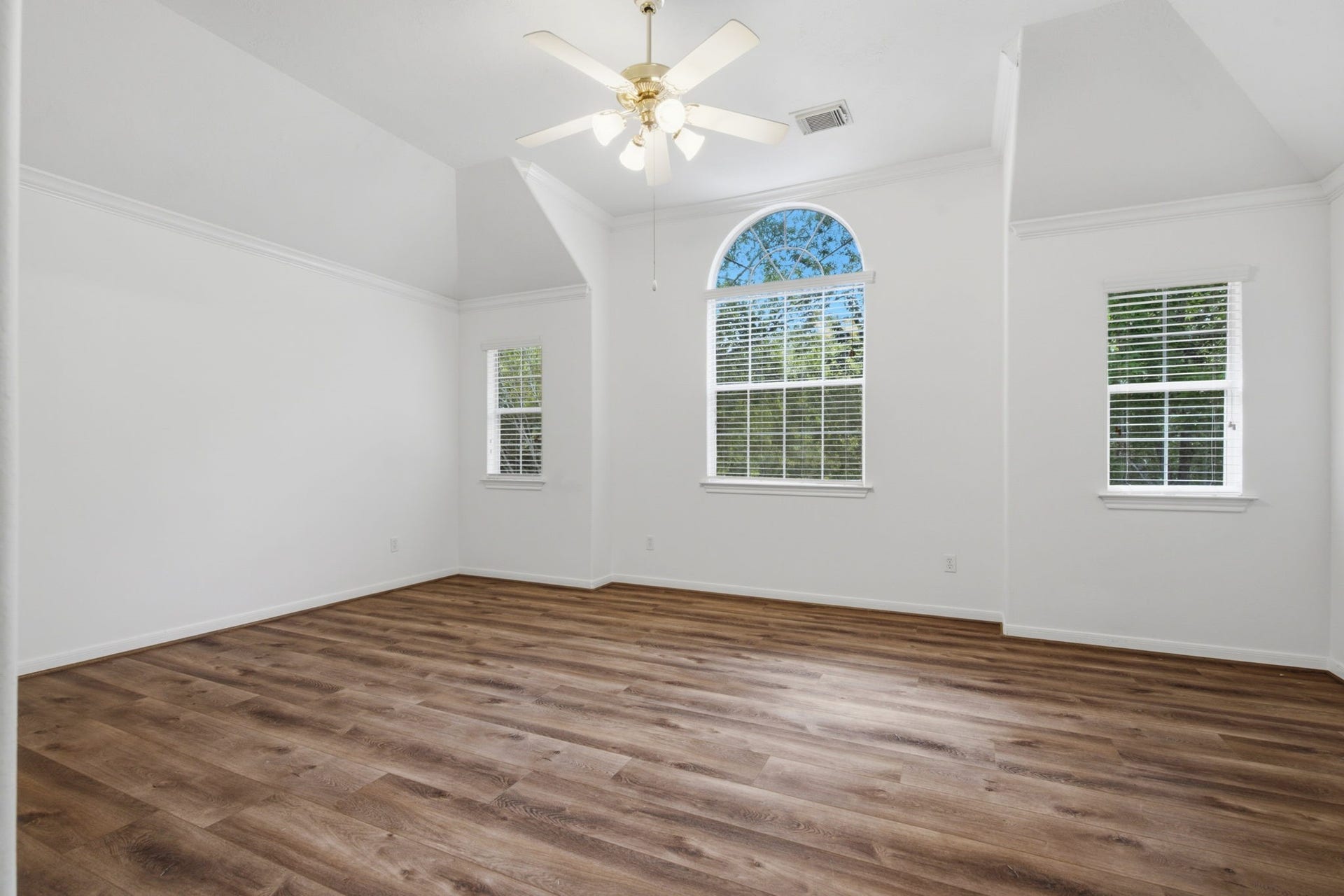 Huge primary bedroom