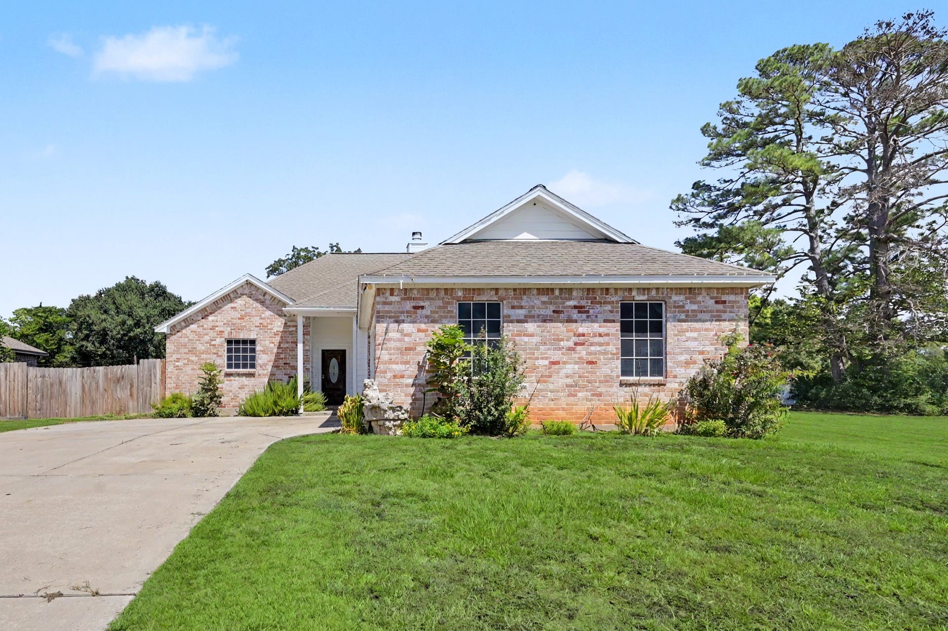 Double gate fence leads to backyard for easy boat storage