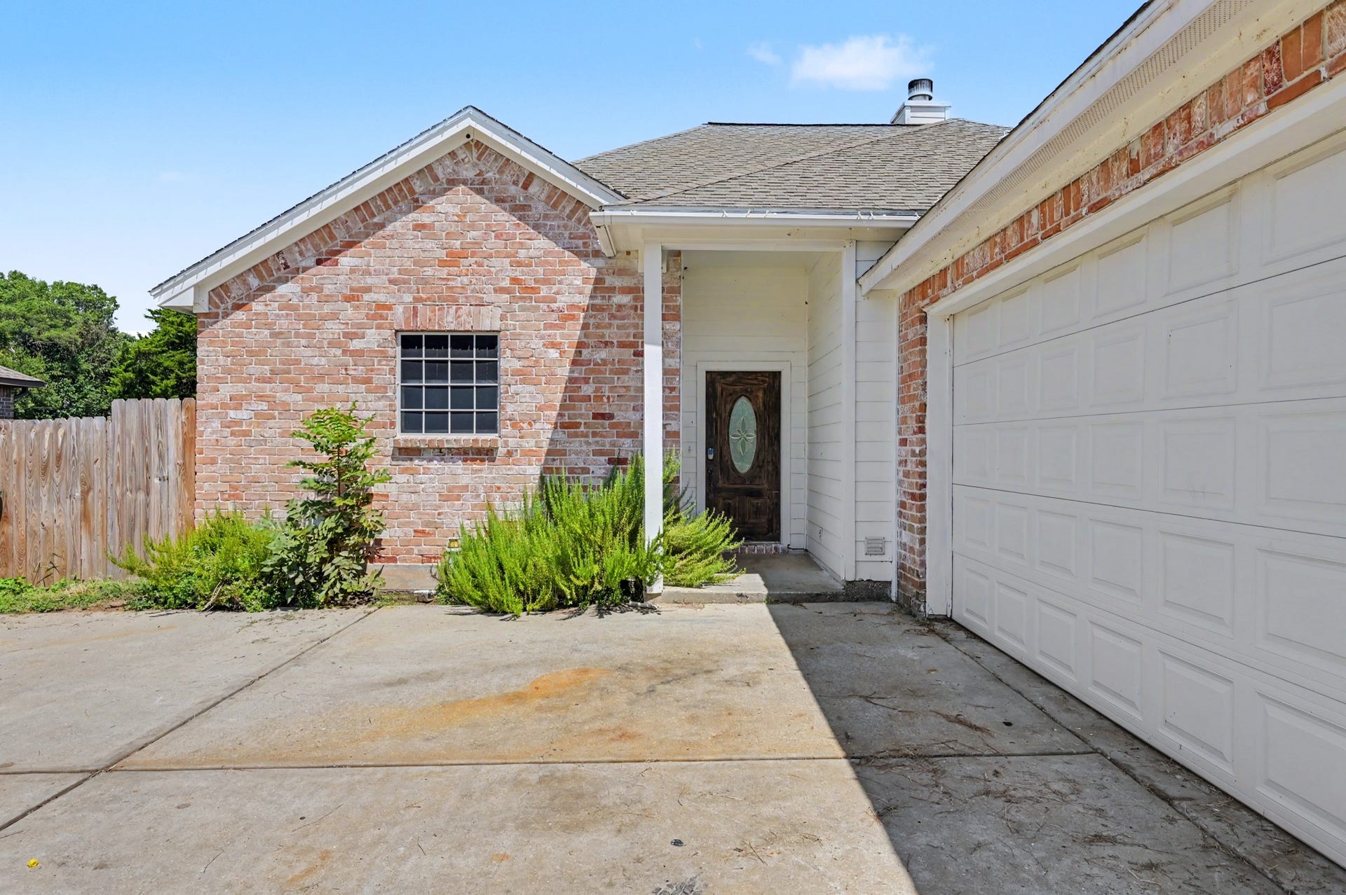 Extended driveway with double-gate access to the backyard- ideal for boat, trailer, or recreational vehicle storage.