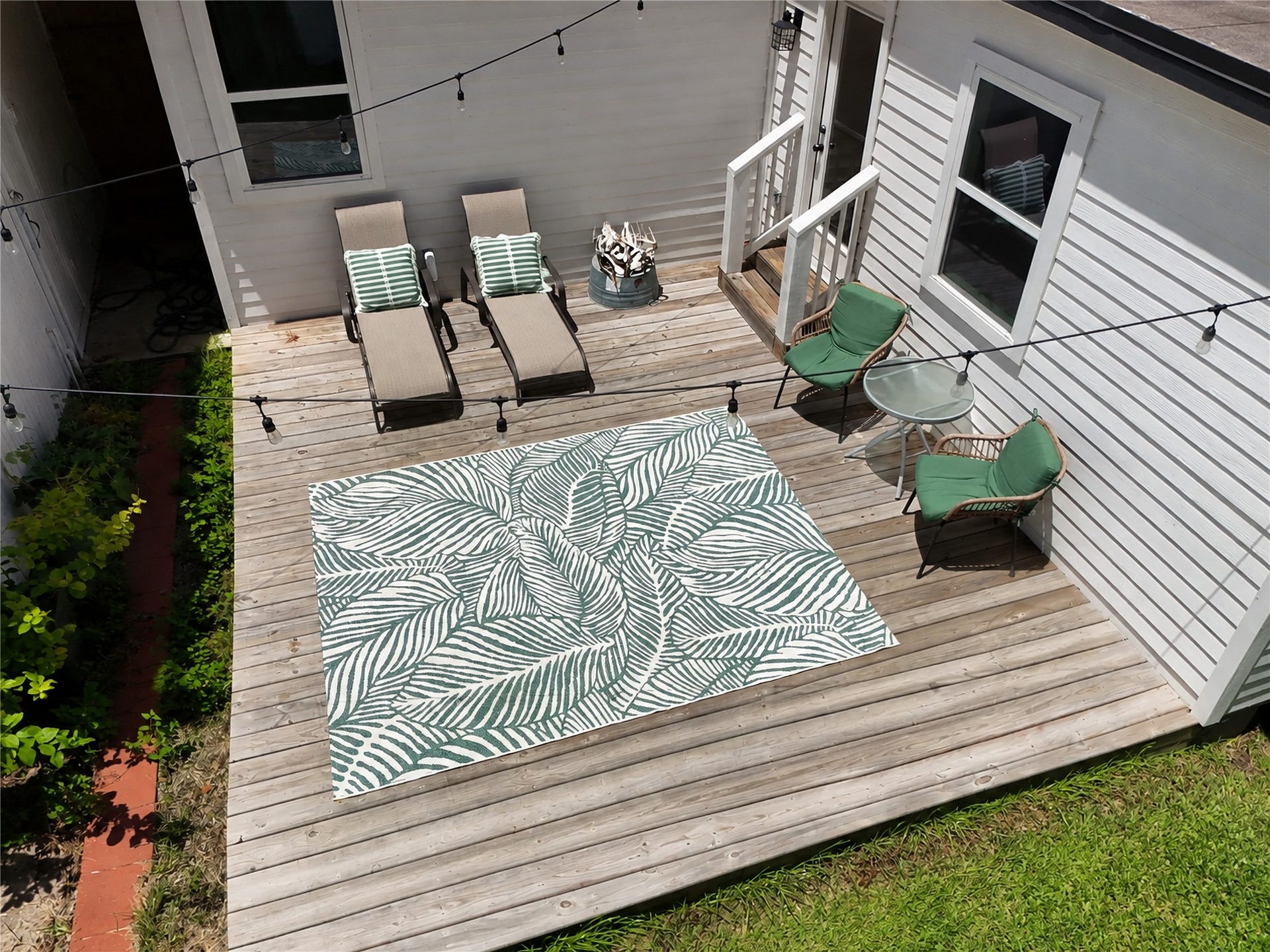 7101 2nd Street, Hitchcock, TX 77563 Come lay out on the Deck or relax with a glass of sweet tea!