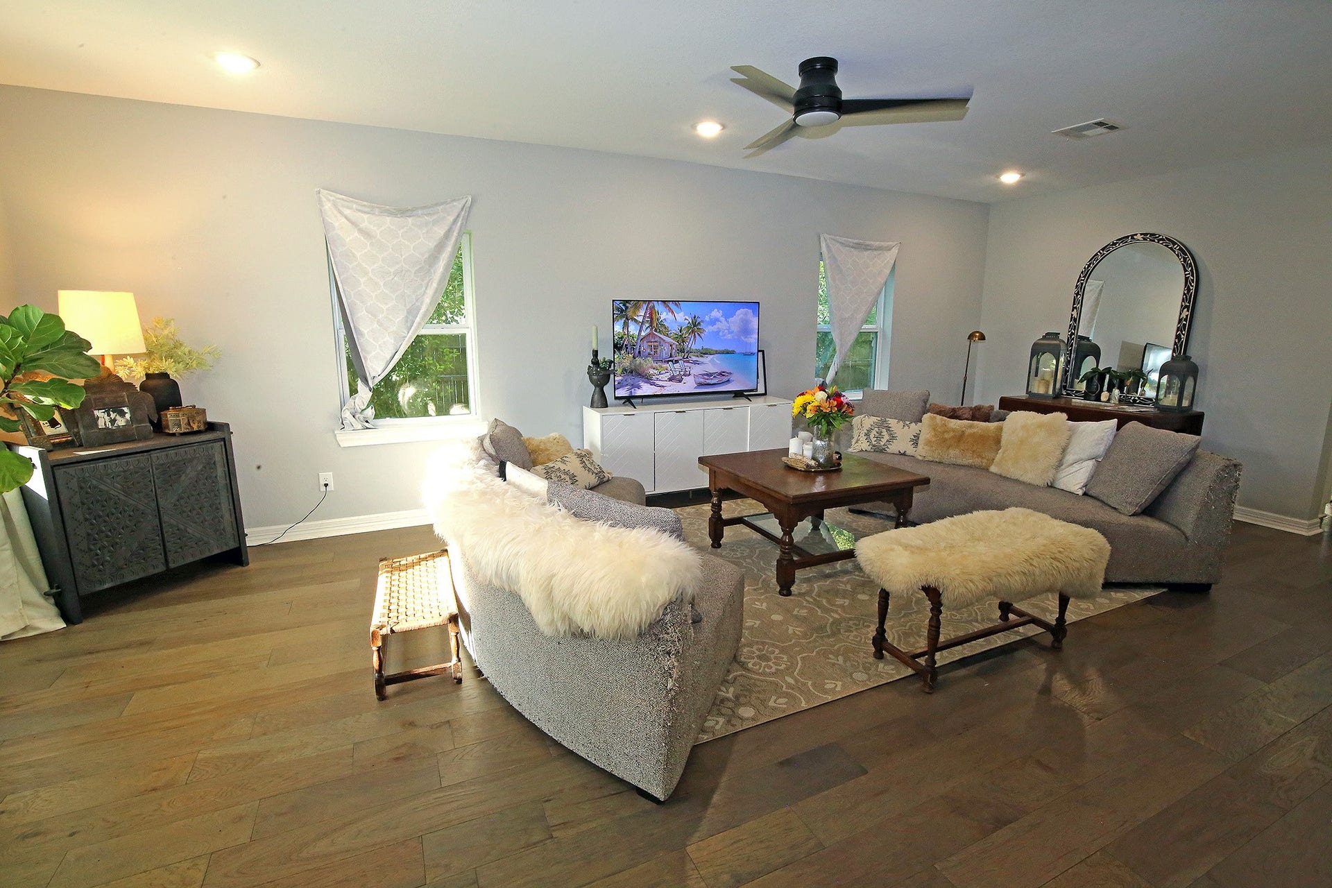 7101 2nd Street, Hitchcock, TX 77563 Living Room is very cozy!!