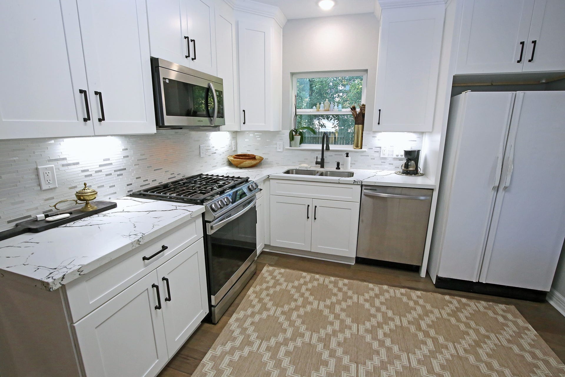 7101 2nd Street, Hitchcock, TX 77563 Come on in the Kitchen with Quartz countertops, gas stove, dishwasher and microwave.