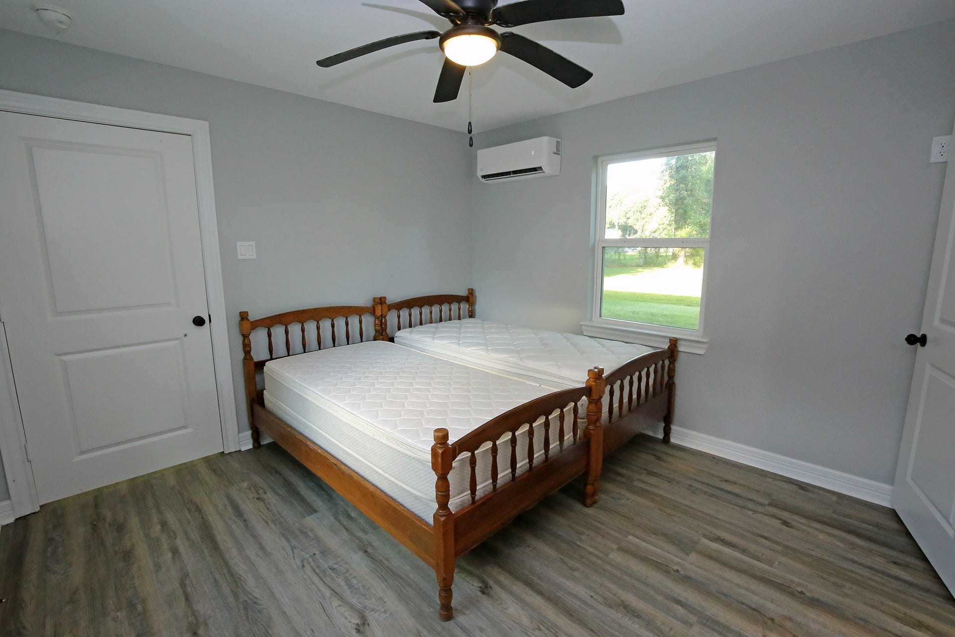 7101 2nd Street, Hitchcock, TX 77563 Equipped with mini splits. You can use this room as the bedroom or office
