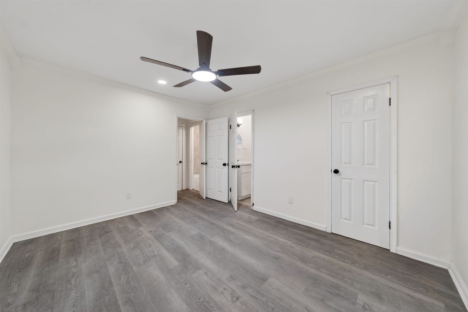 4119 Ebbtide Drive, Houston, TX 77045 Primary bedroom