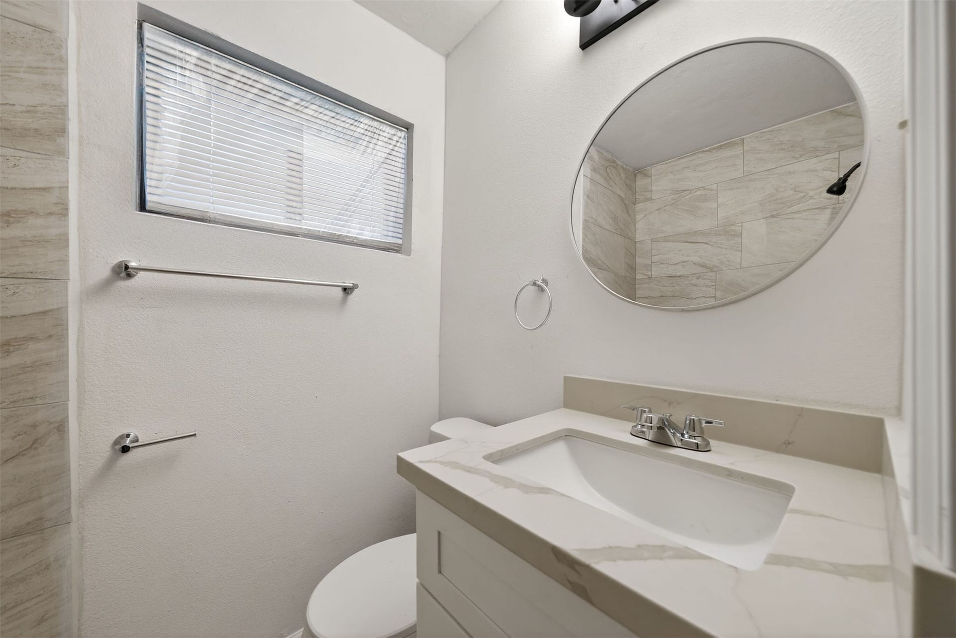 4119 Ebbtide Drive, Houston, TX 77045 Secondary bathroom