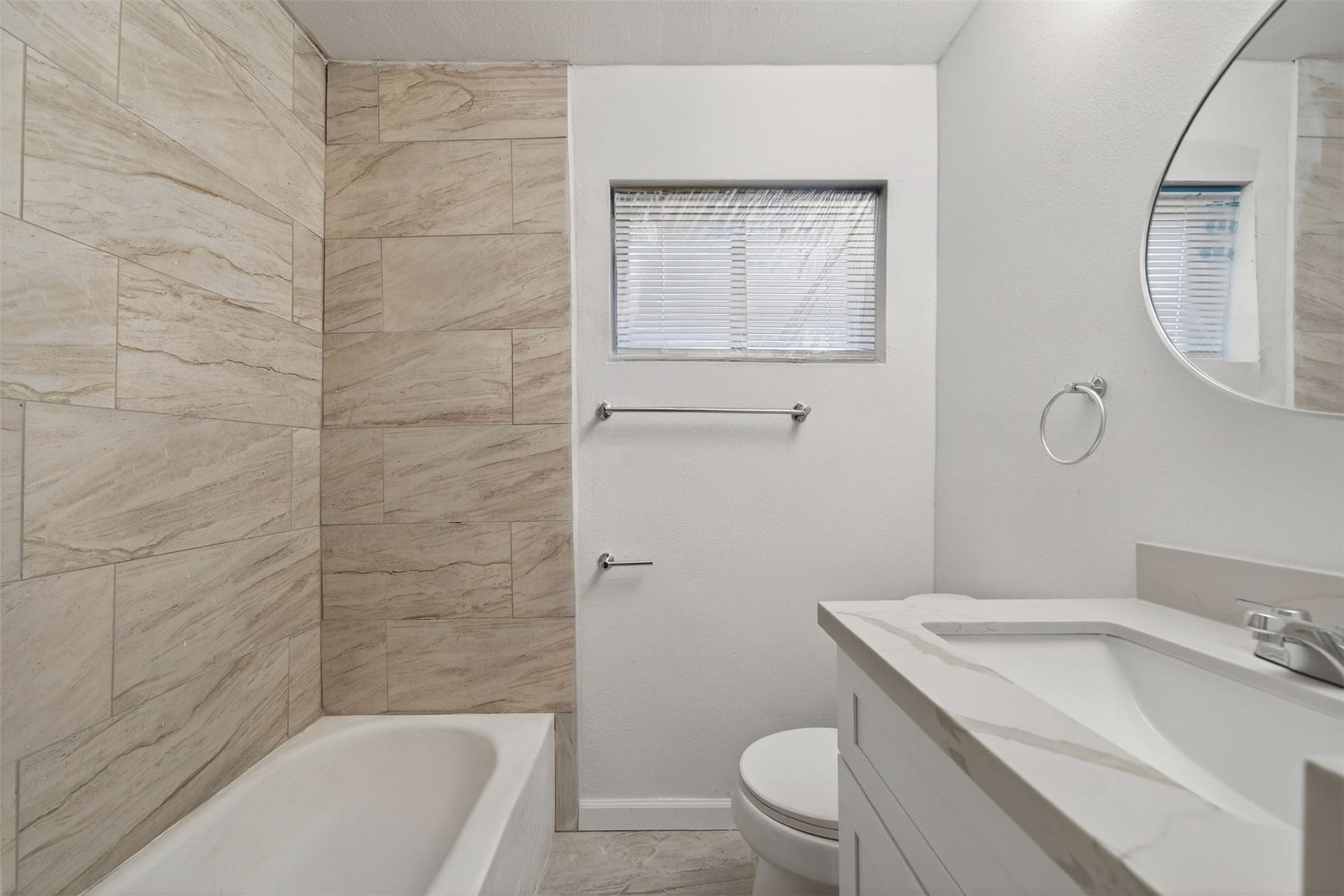 4119 Ebbtide Drive, Houston, TX 77045 Secondary bathroom