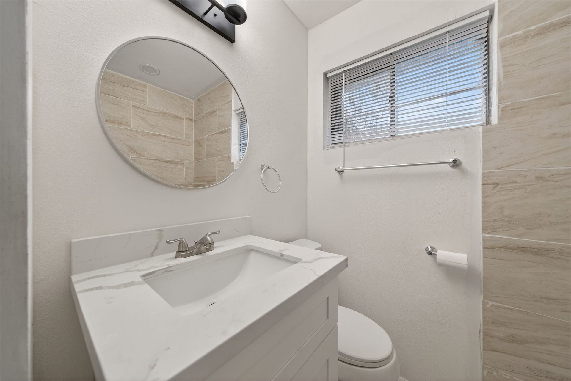 4119 Ebbtide Drive, Houston, TX 77045 Primary bathroom