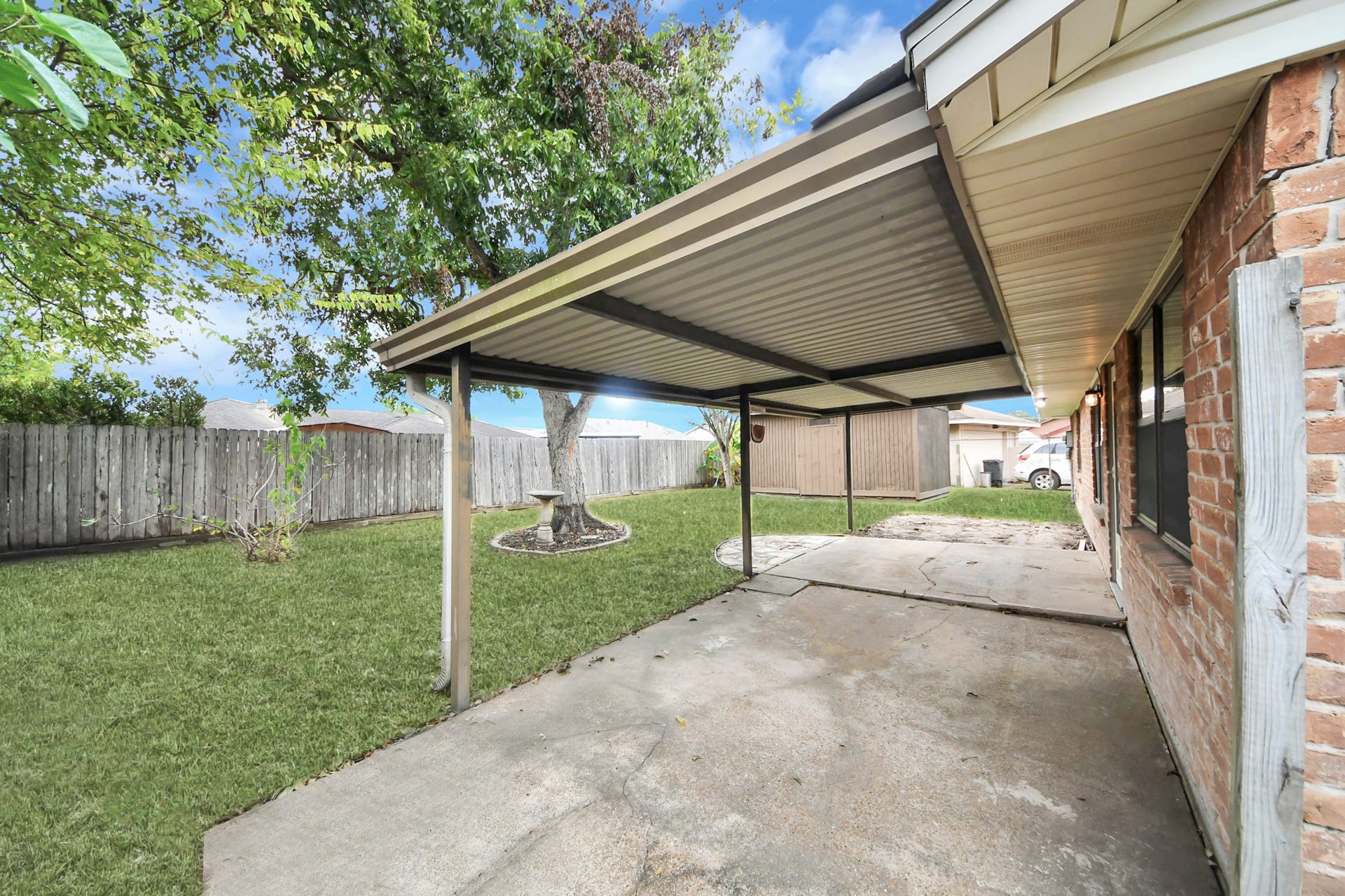 10411 Glenkirk Drive, Houston, TX 77089 Backyard patio