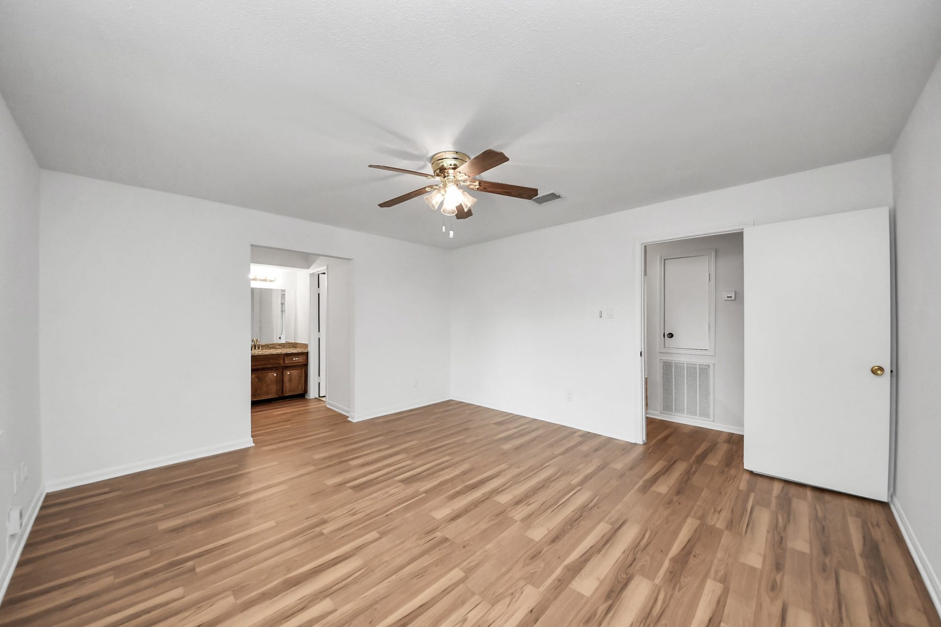 10411 Glenkirk Drive, Houston, TX 77089 10411 Glenkirk Drive, Houston, TX 77089