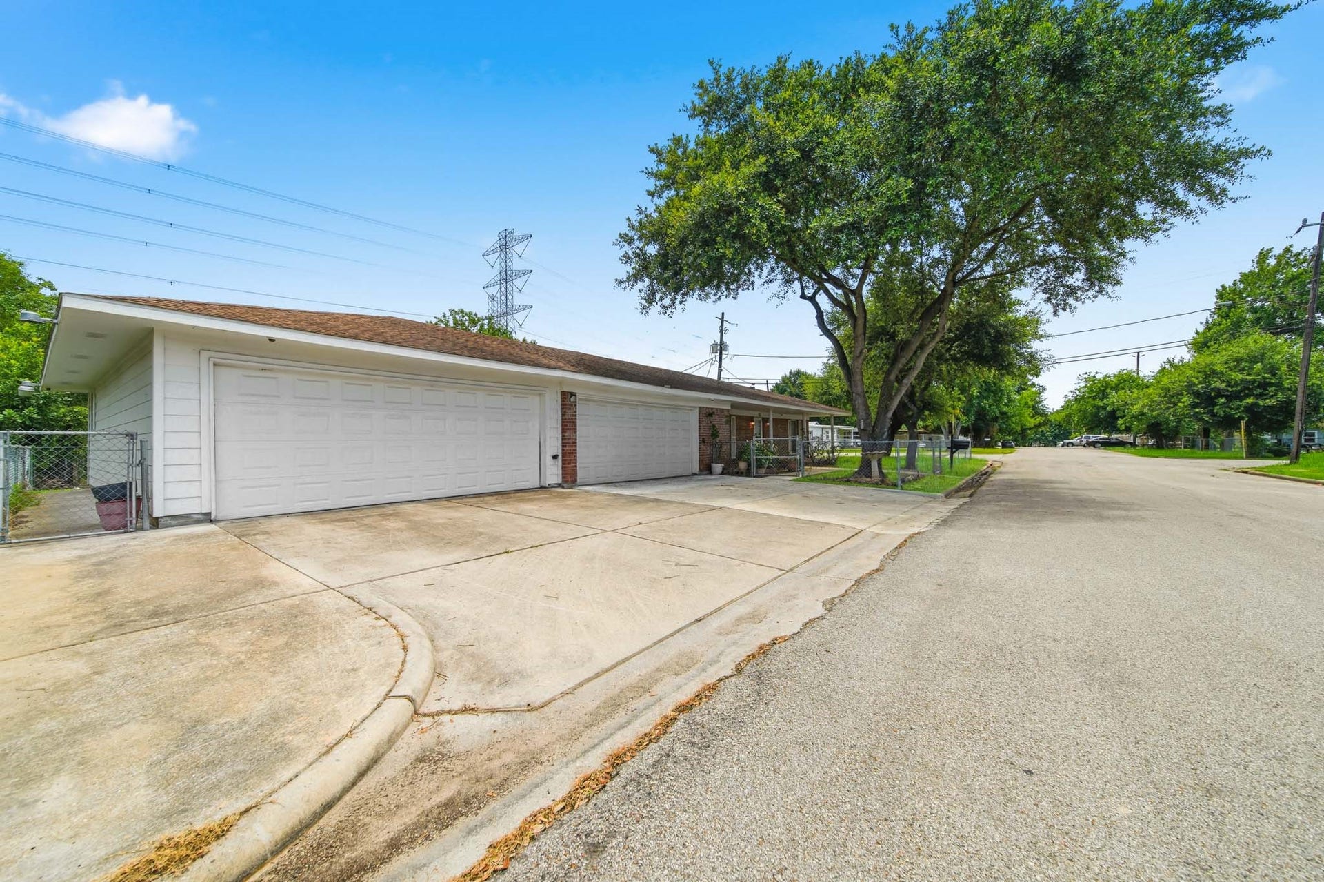701 Crown Street, Galena Park, TX 77547 4 car garage