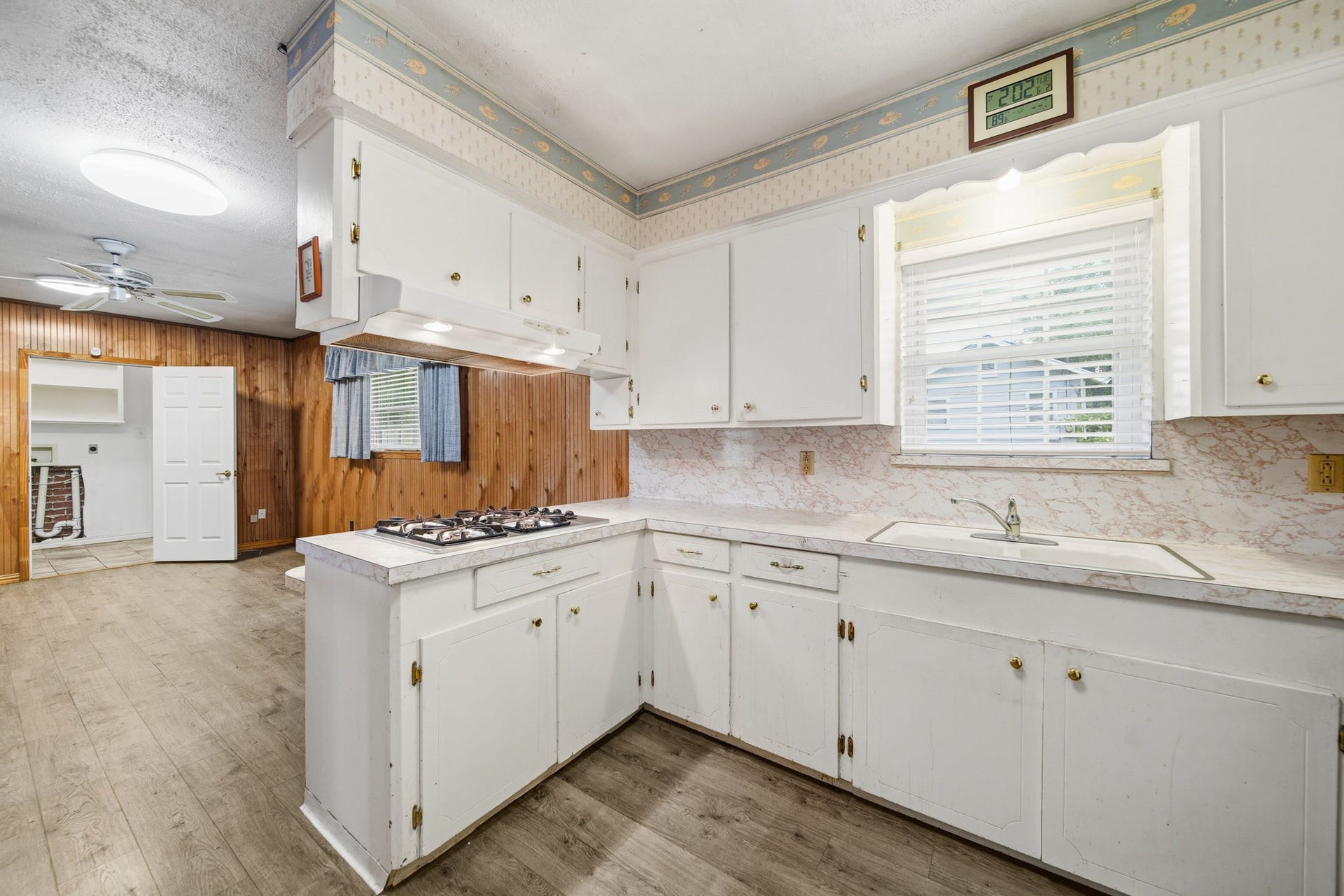 701 Crown Street, Galena Park, TX 77547 gas cooktop /breakfast bar