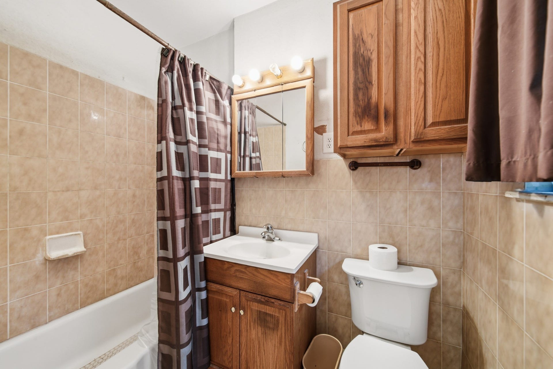 701 Crown Street, Galena Park, TX 77547 Primary bathroom