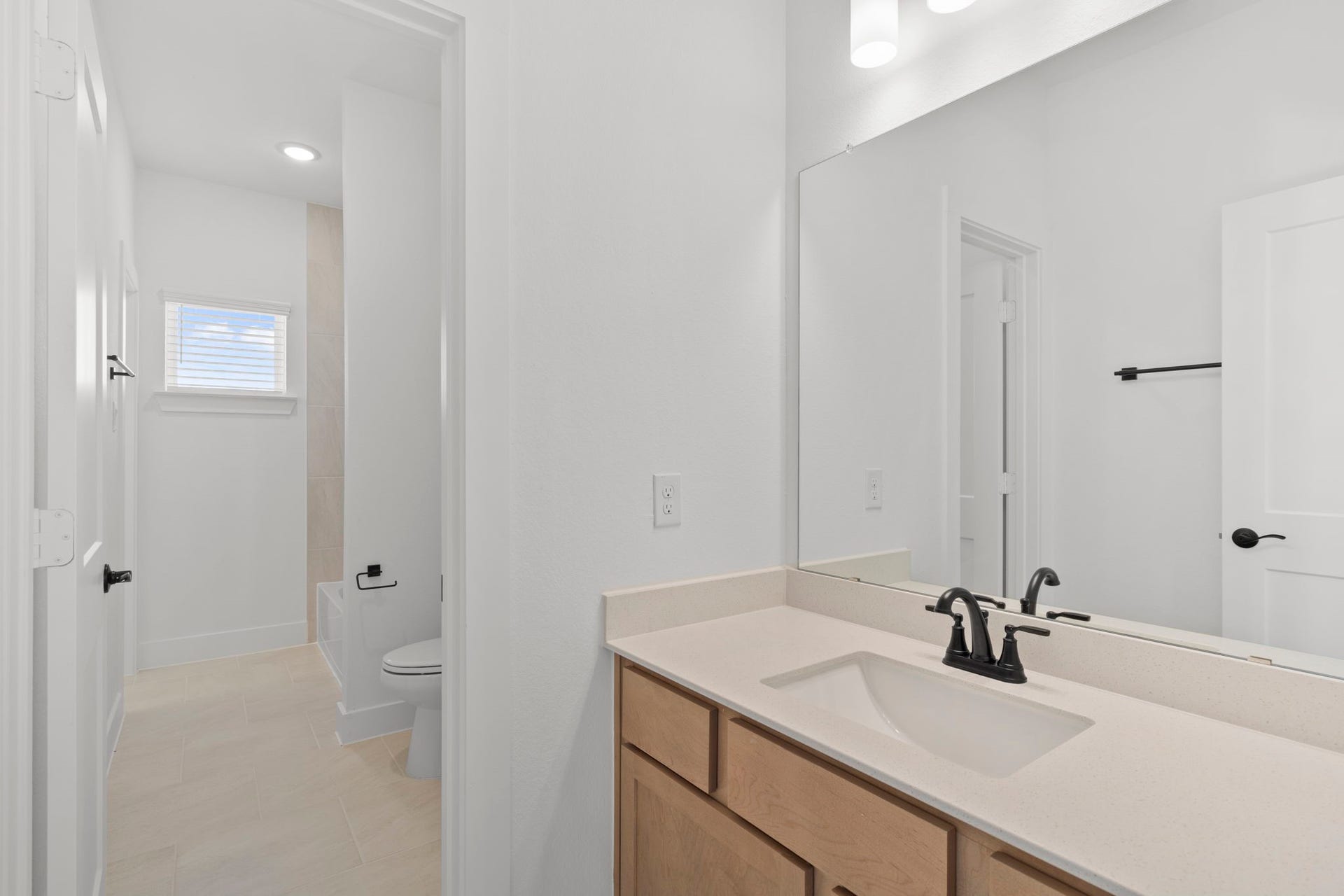 12126 Barkley Cove, Texas City, TX 77591 Photos are REPRESENTATIVE of the home /floor plan and are NOT of the actual home. Selections, features, and room options may vary.