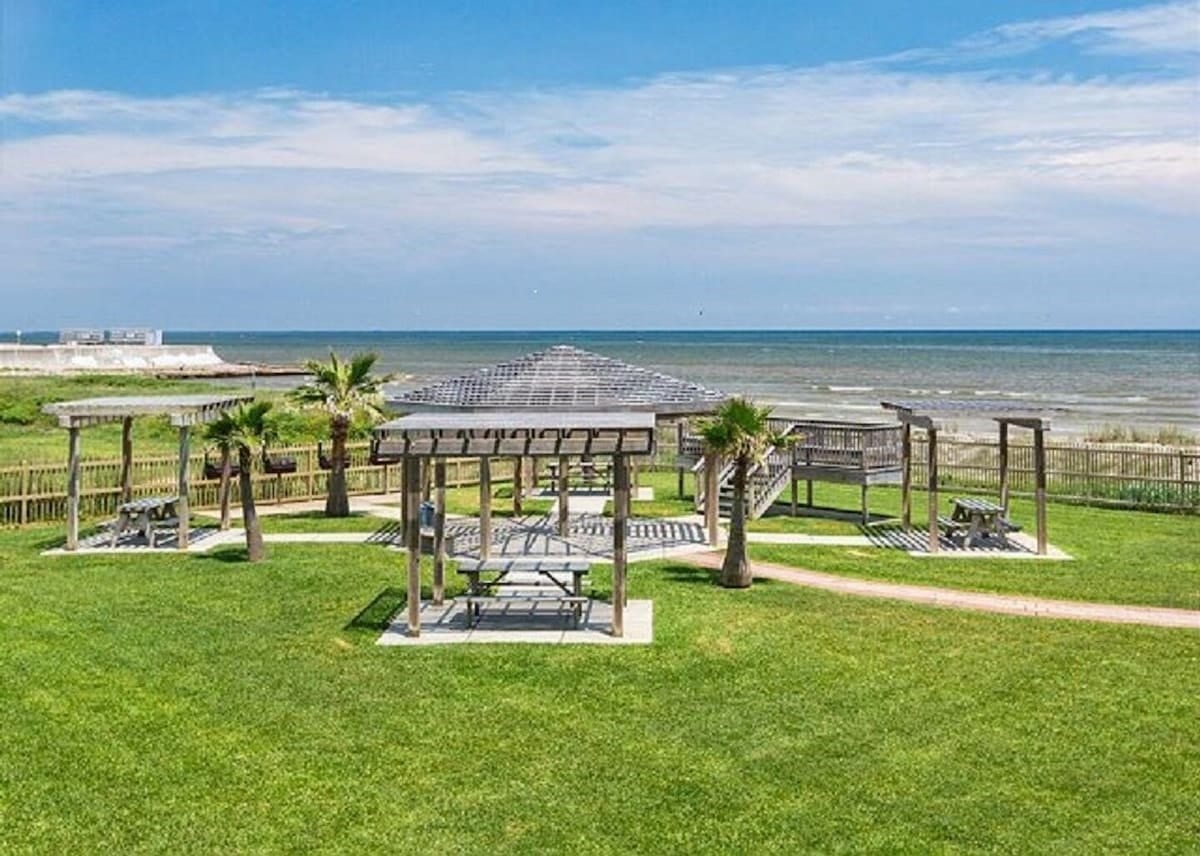 10811 Termini San Luis Pass Road, #2116, Galveston, TX 77554 Oceanfront balcony view of picnic area