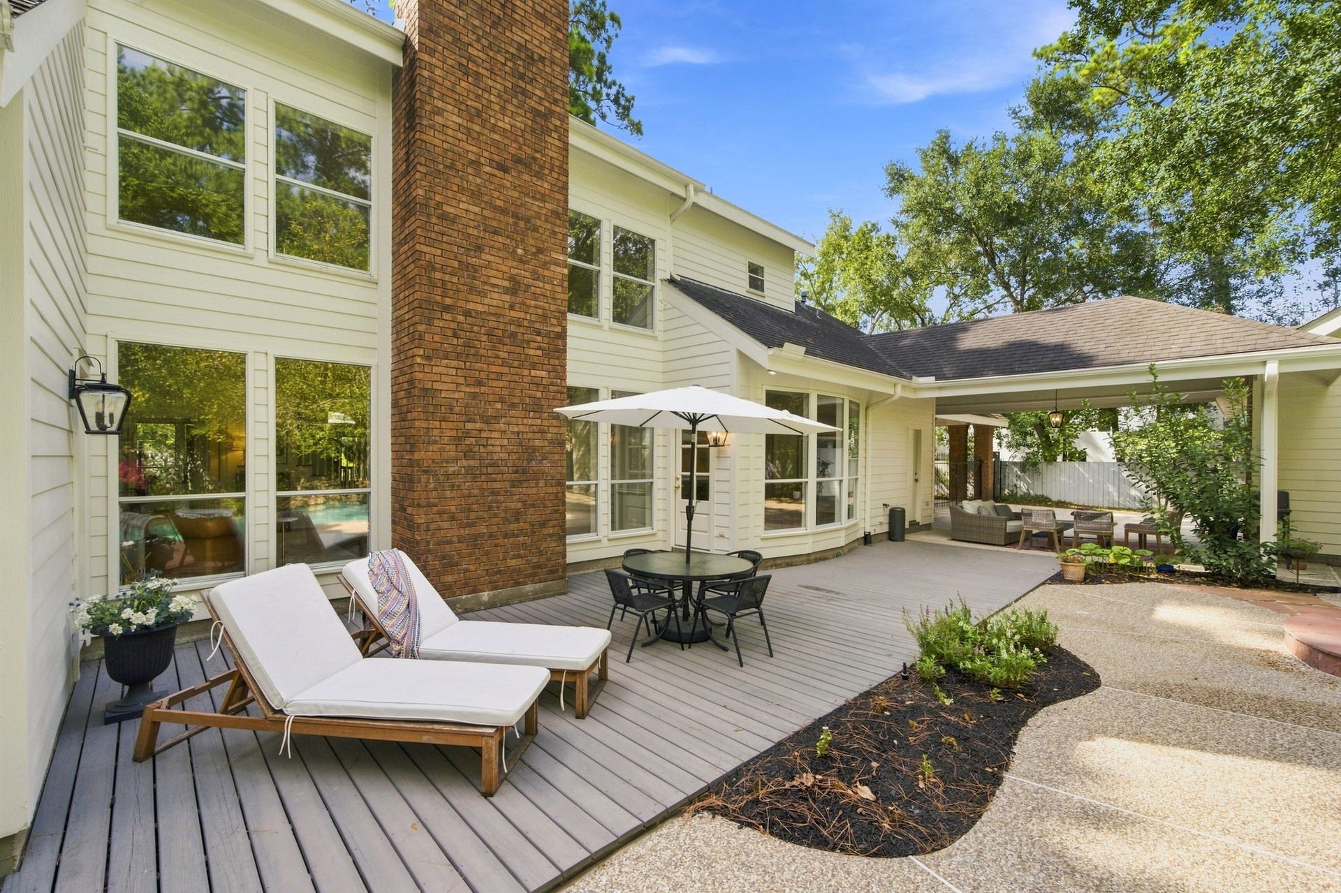 23 S Brokenfern Drive Drive, The Woodlands, TX 77380 Expansive sun deck overlooking the pool