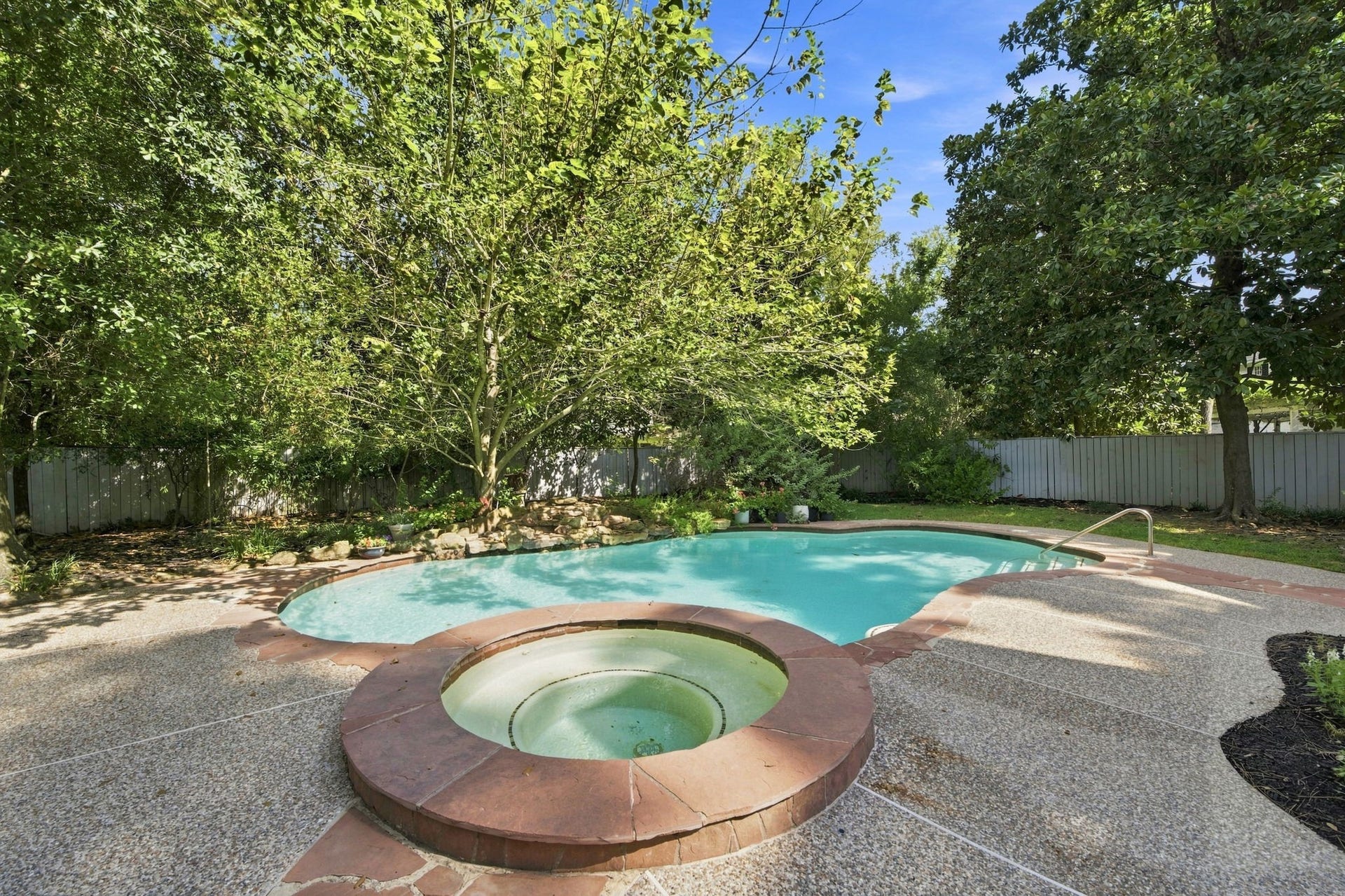 23 S Brokenfern Drive Drive, The Woodlands, TX 77380 Outdoor oasis offers complete privacy