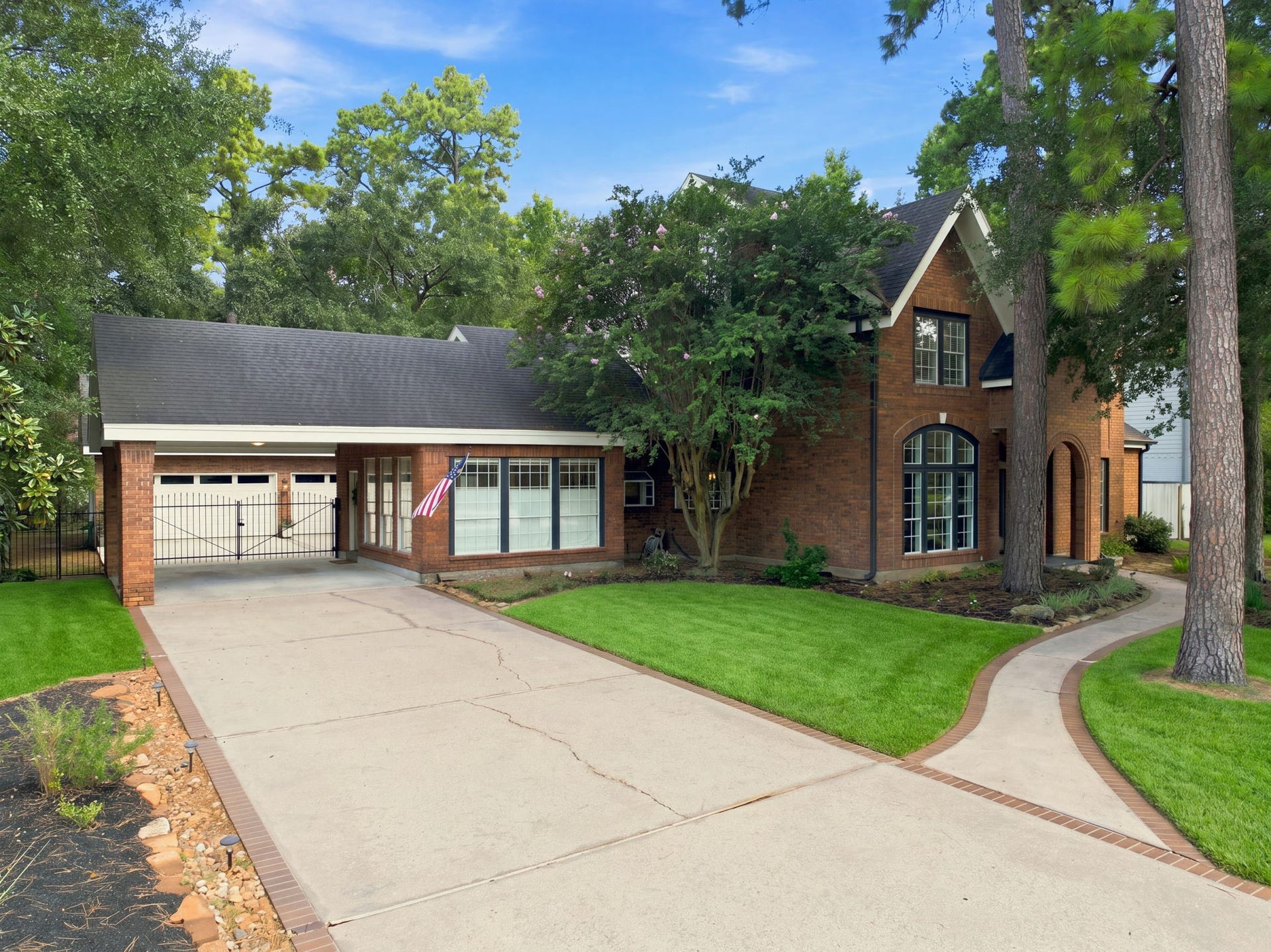 23 S Brokenfern Drive Drive, The Woodlands, TX 77380 3 car garage with convenient porte-cochre